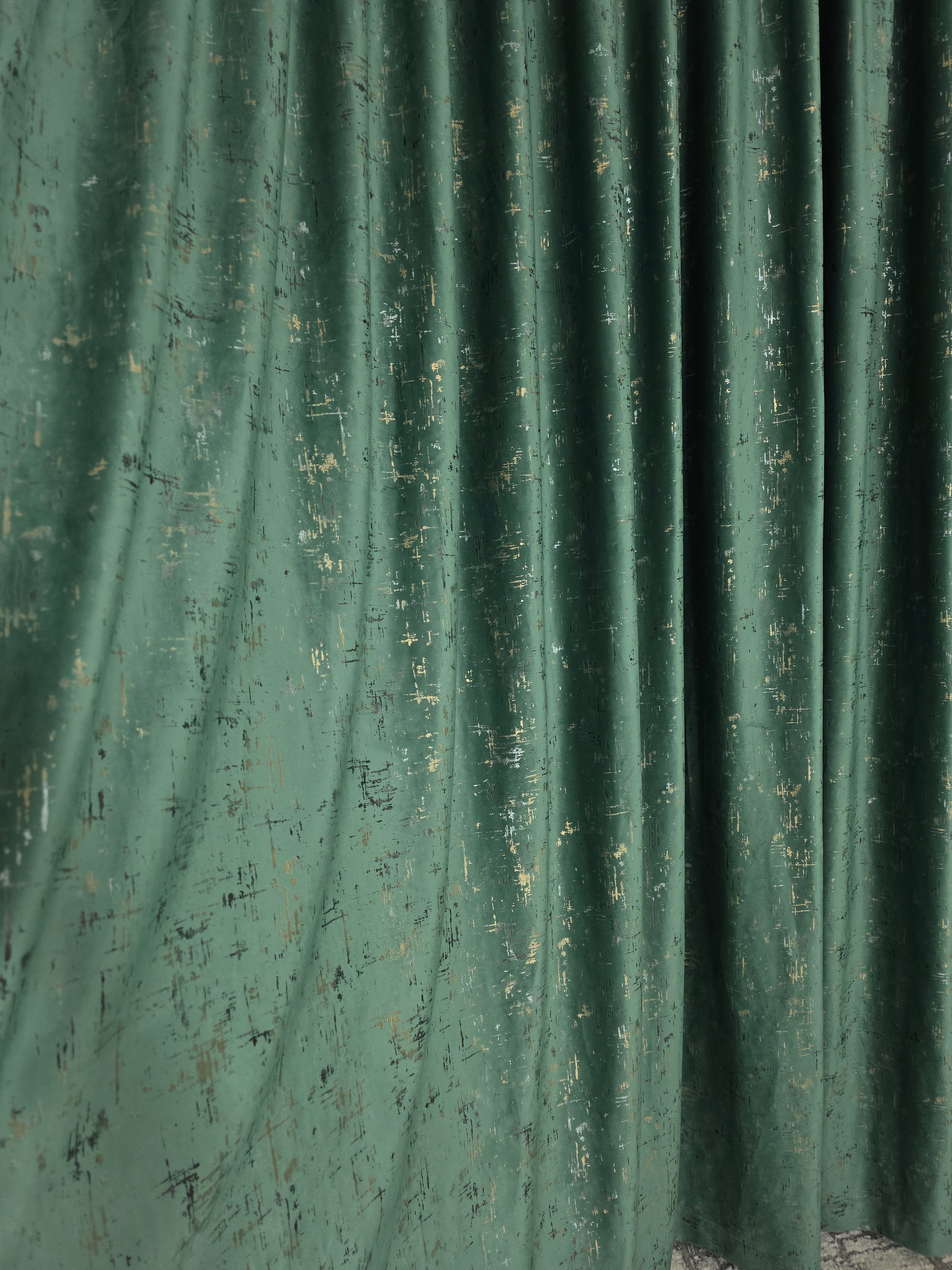 Colectia Royal: Perdea Alba Din Matase Cu Insertii Aurii Varianta 2 Si Draperie Catifea Verde Smarald Cu Insertii