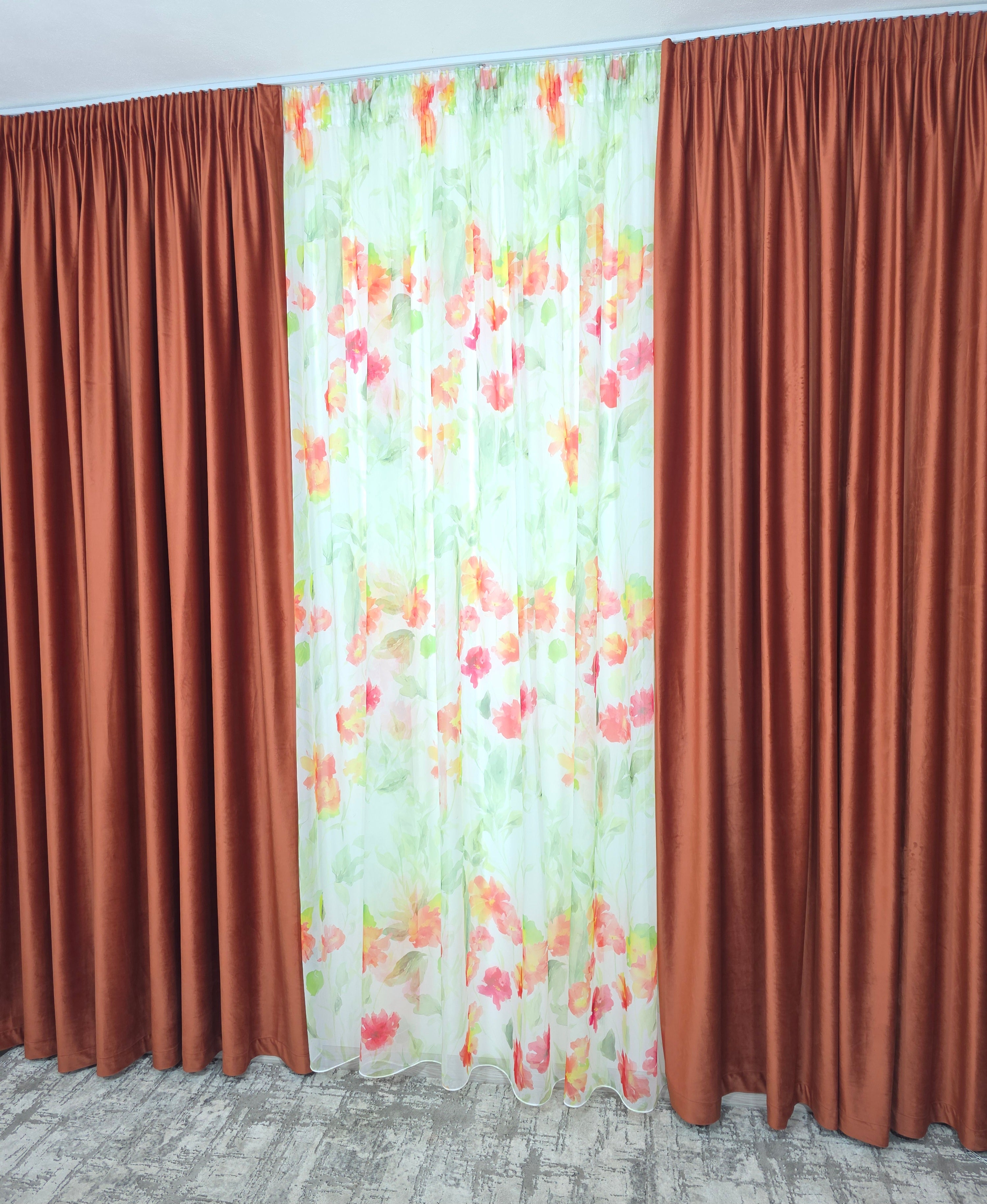 Set Petale in Cupru: Perdea Din Voal Cu Model Floral Si Draperie Catifea Caramiziu