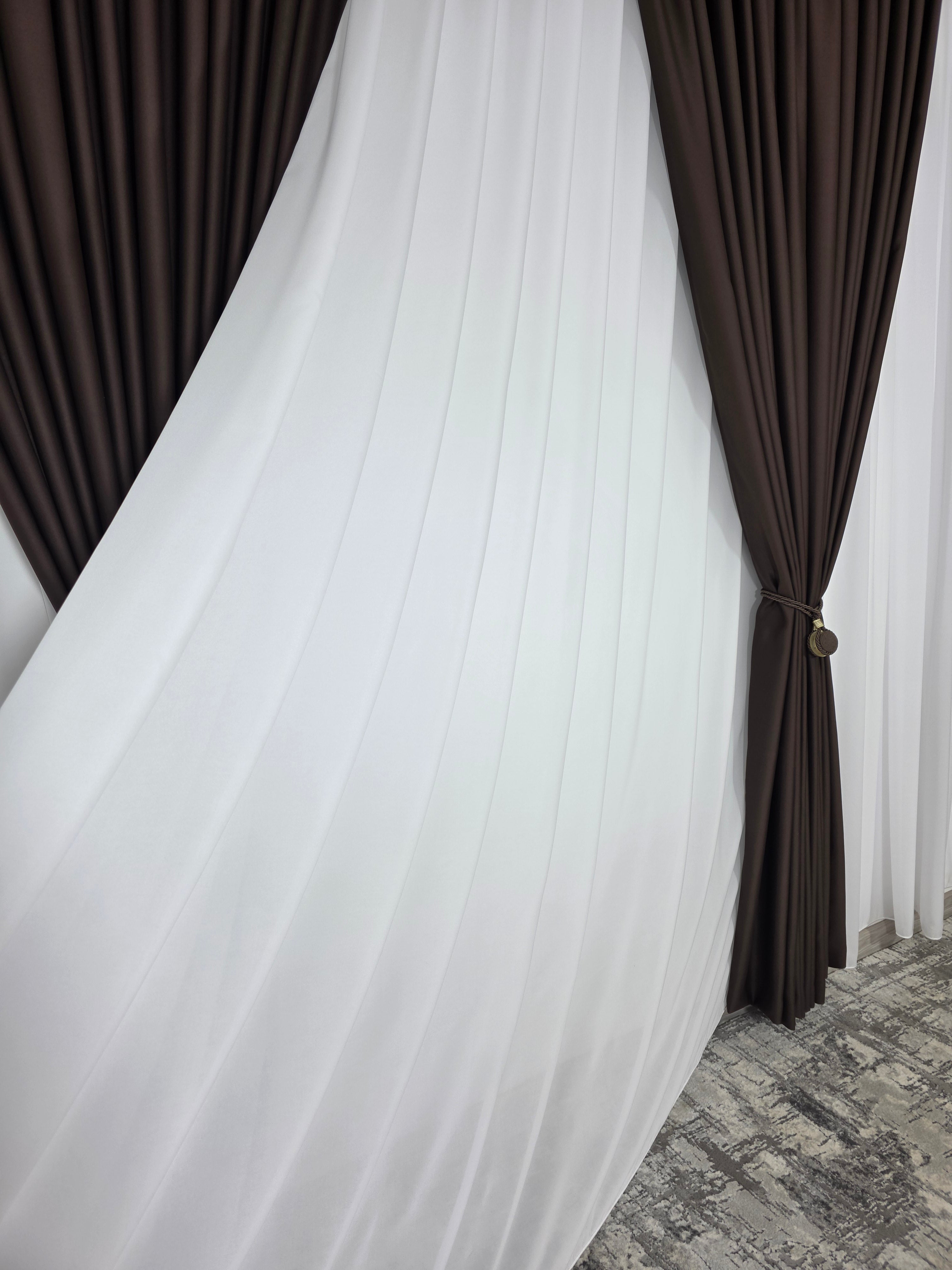 Colectia Blackout: Perdea Matase Alba Si Draperie Maro Blackout 98%