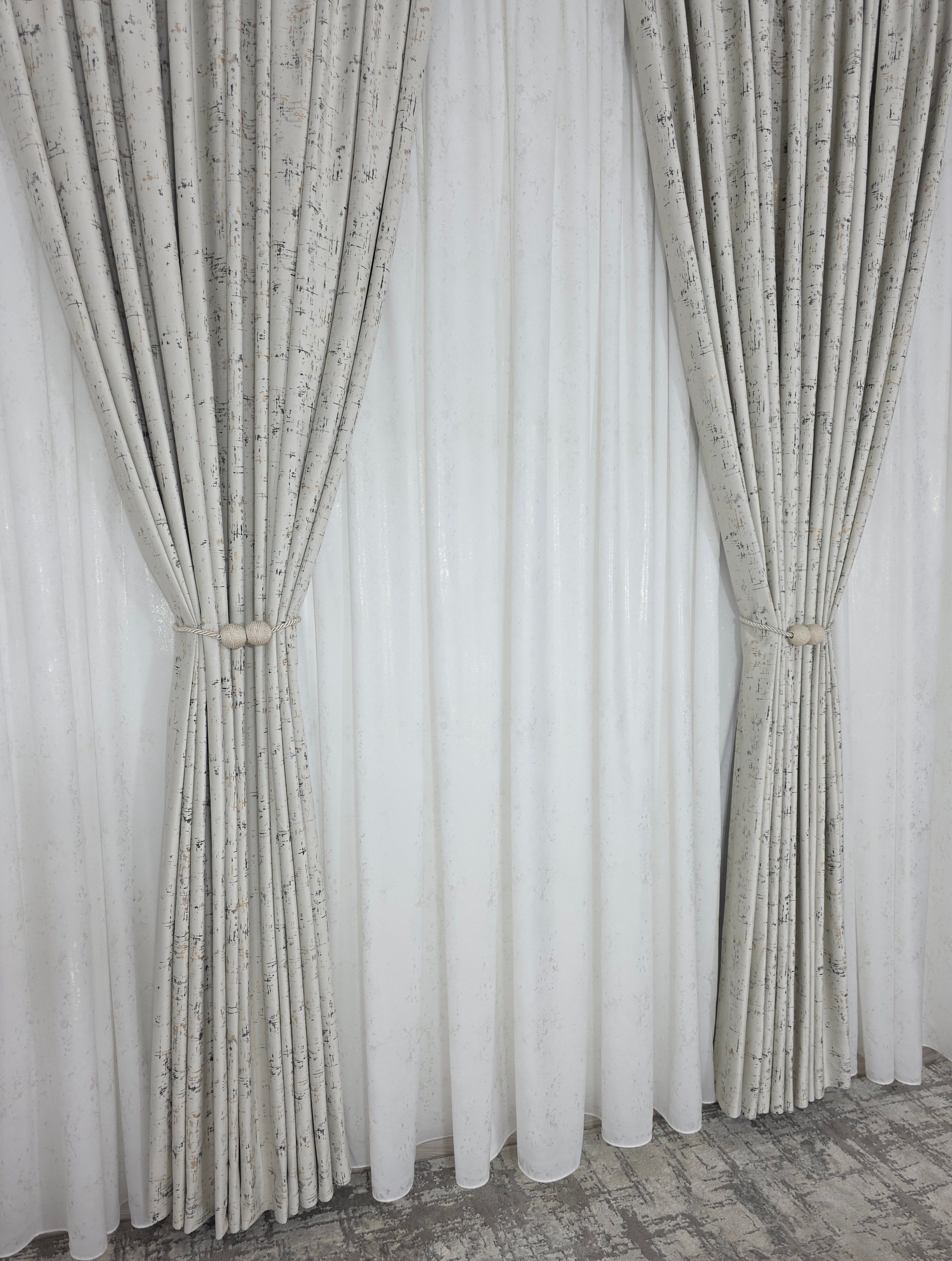 Colectia Royal: Perdea Alba Din Matase Cu Insertii Aurii Varianta 2 Si Draperie Catifea Crem Cu Insertii