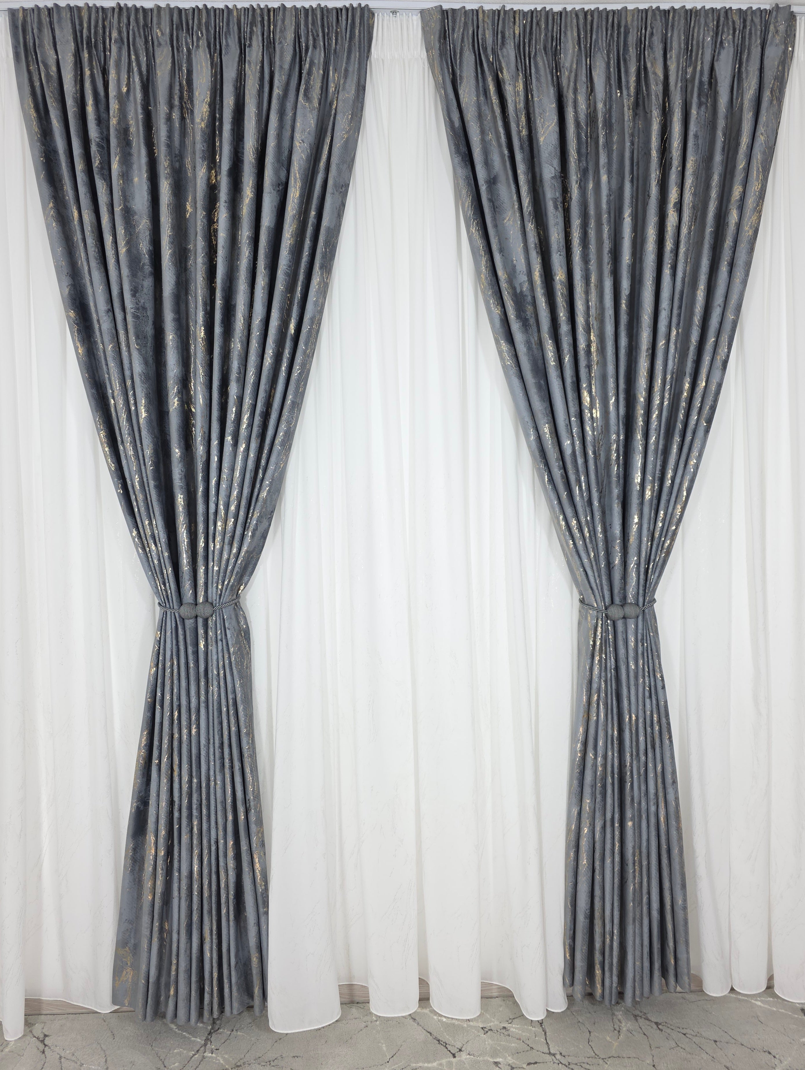 Colectia Venetia: perdea din matase cu insertii aurii varianta 3 si draperie din catifea cu insertii aurii - Gri inchis