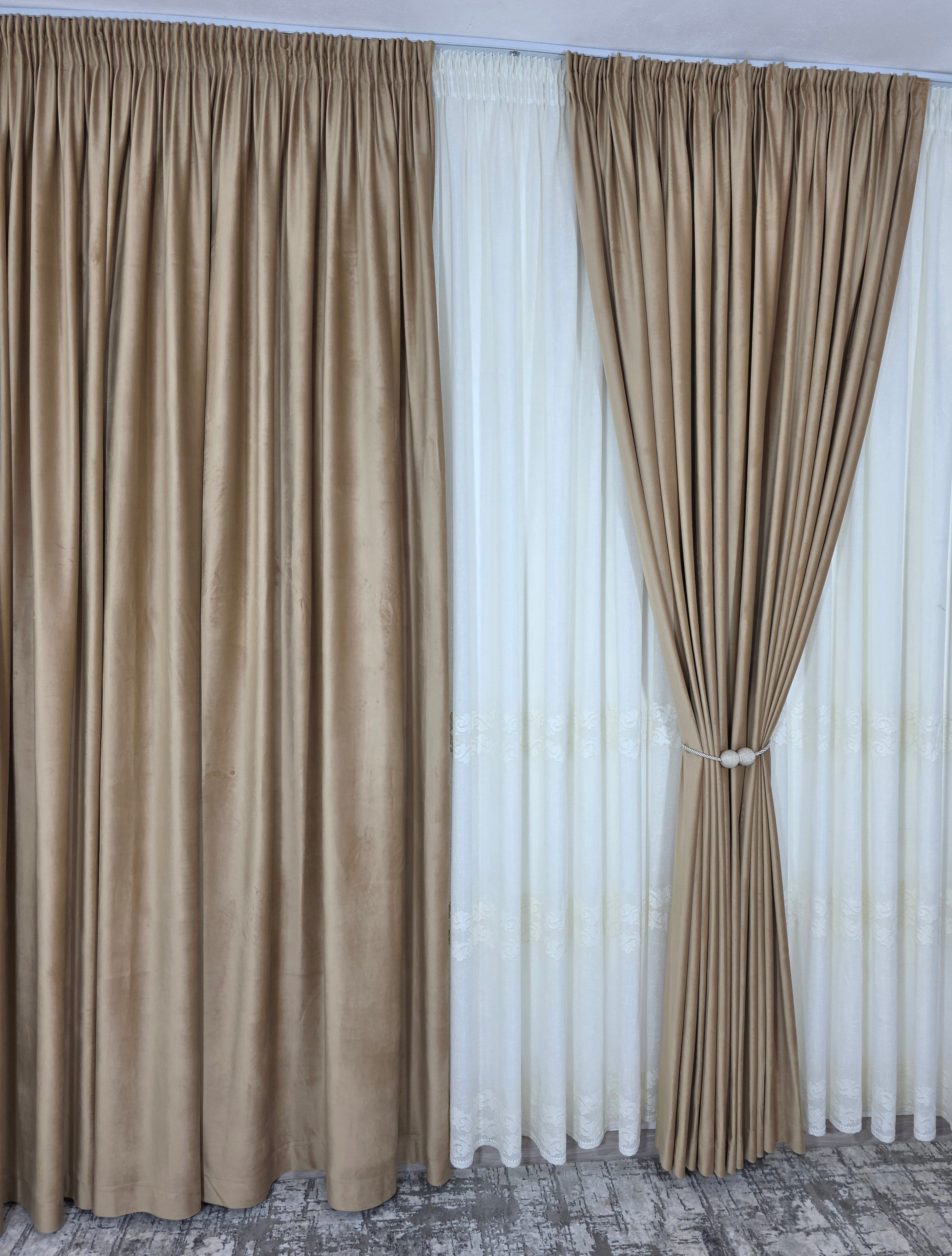 Set Liora: perdea crem din in gros cu broderie si draperie catifea crem-miere