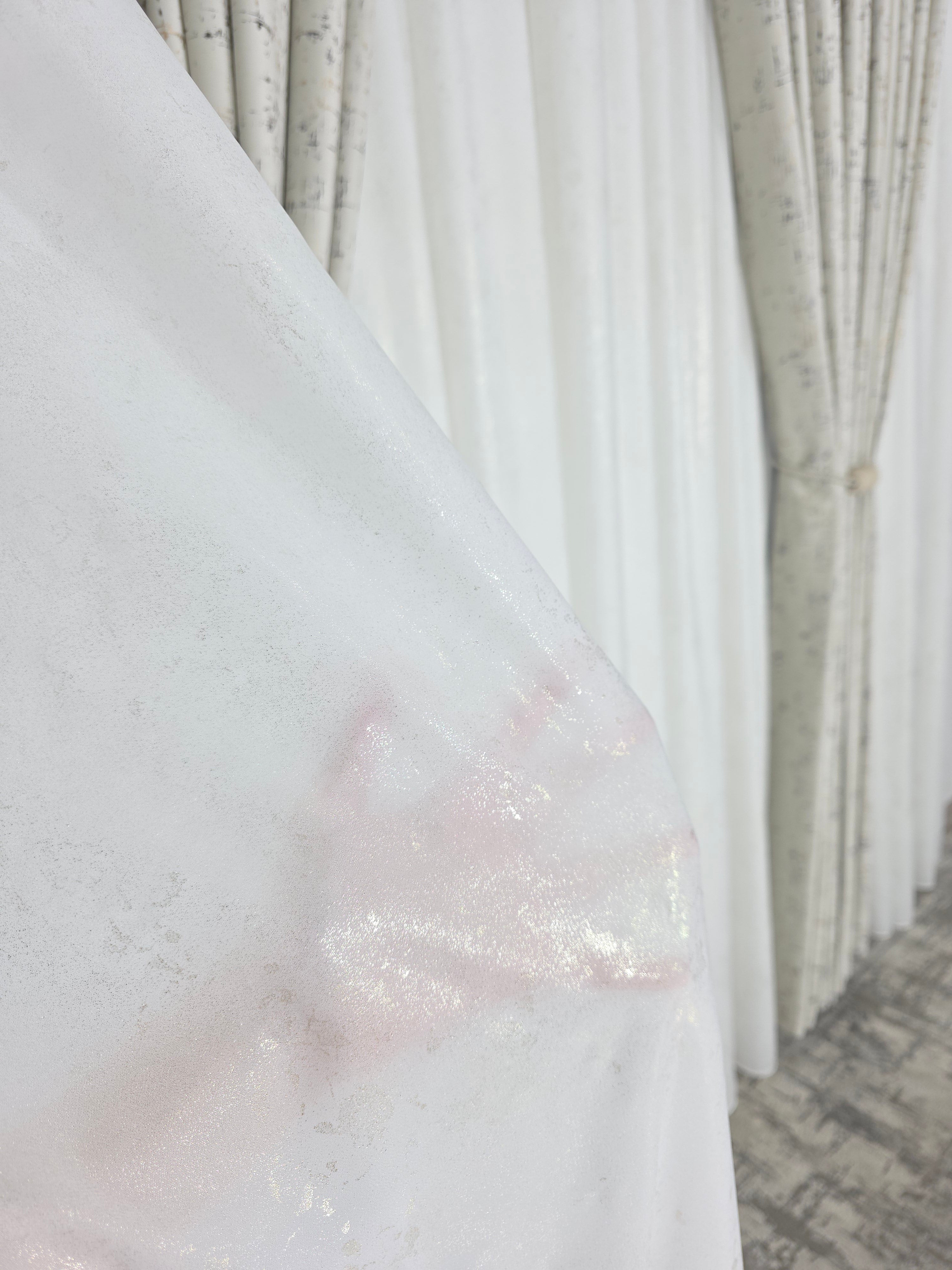 Colectia Royal: Perdea Alba Din Matase Cu Insertii Aurii Varianta 2 Si Draperie Catifea Crem Cu Insertii