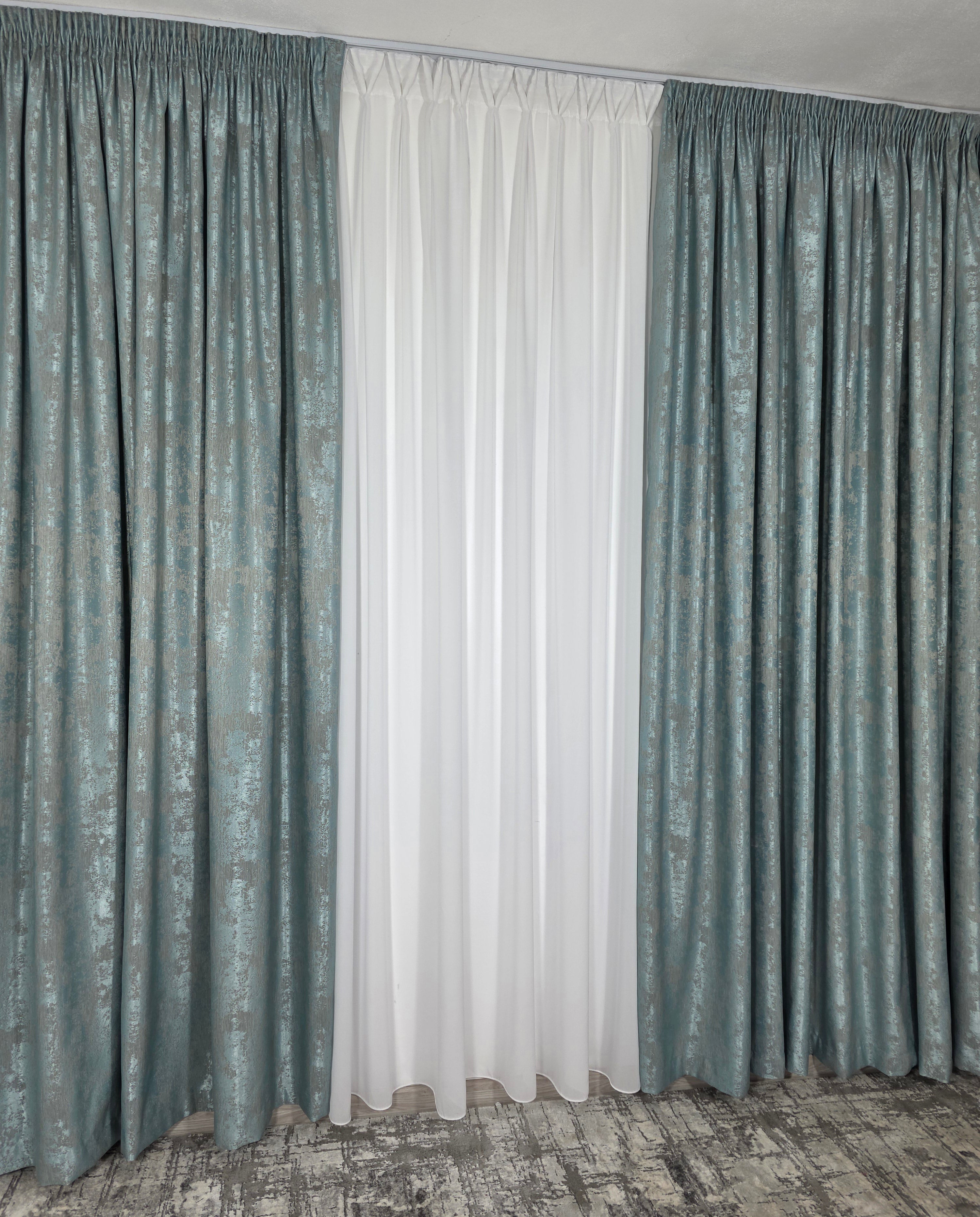 Colectia Decorativa: Perdea Alba Simpla si Draperie Tip Vopsea-Turcoaz Deschis