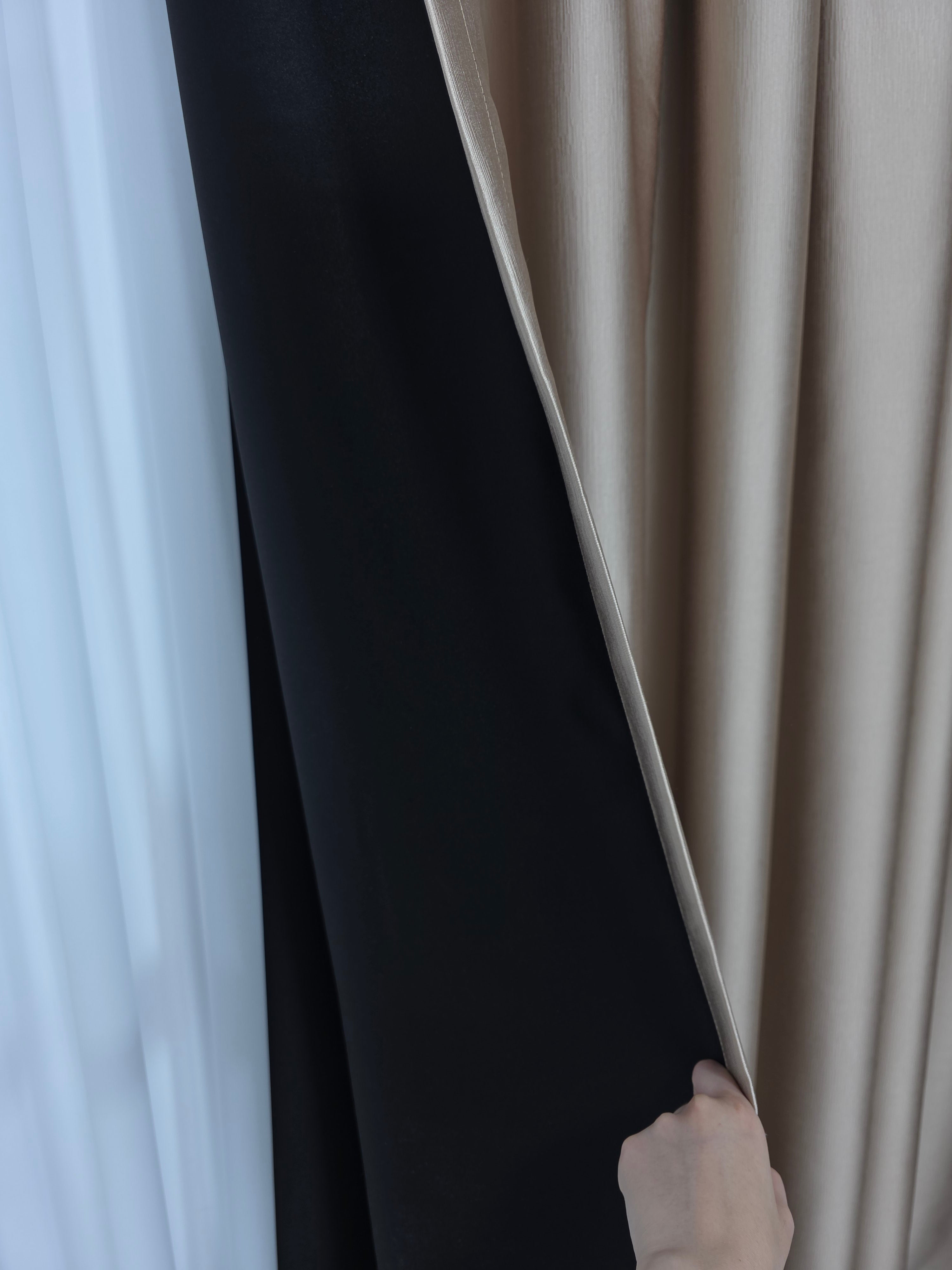 Colectia Noapte-Zi: Perdea voal alb premium si Draperie Paris blackout 100% opaca pe culoarea capucino