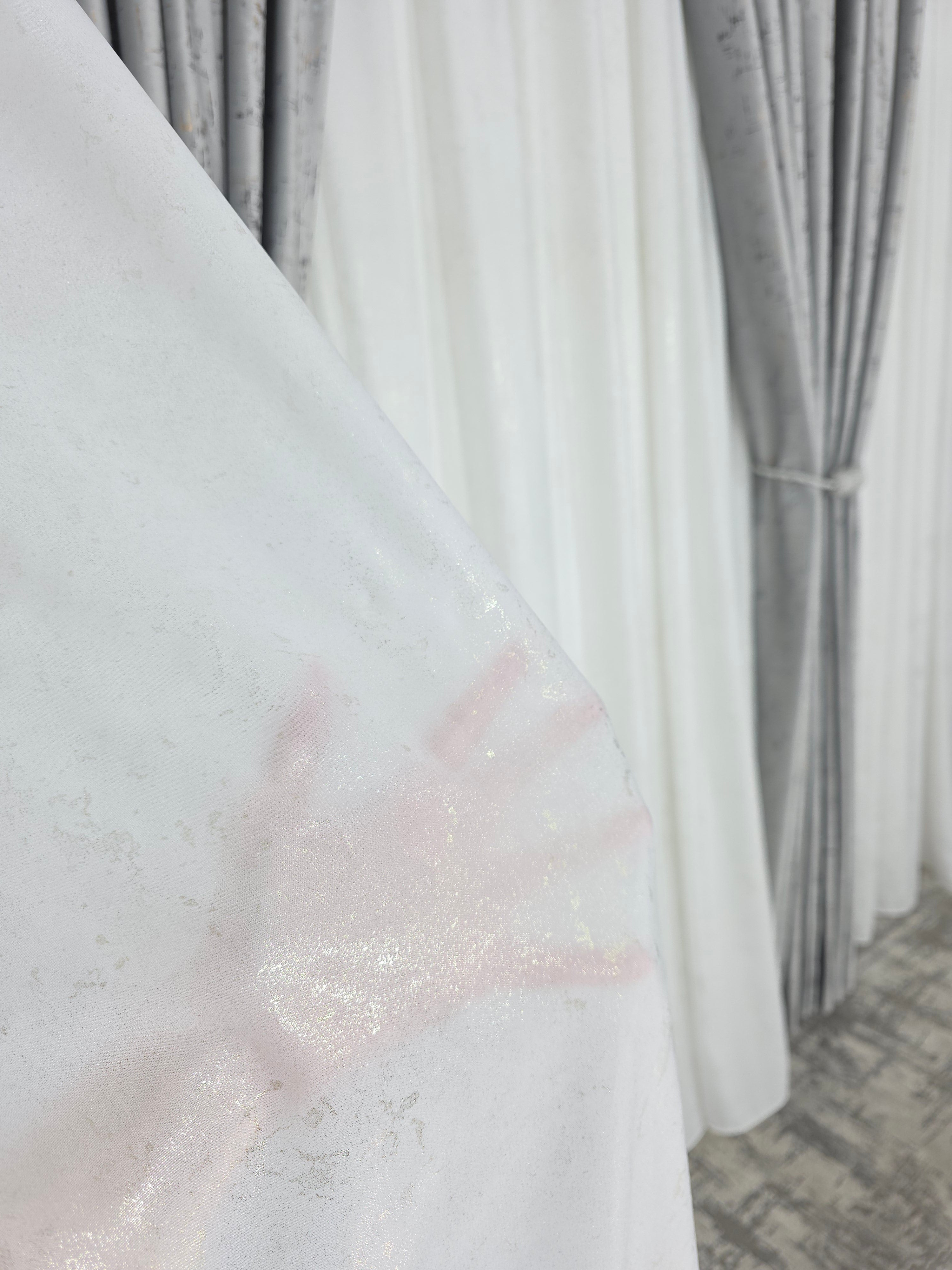 Colectia Royal: Perdea Alba Din Matase Cu Insertii Aurii Varianta 2 Si Draperie Catifea Gri Deschis Cu Insertii