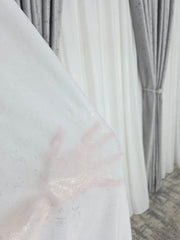 Colectia Royal: Perdea Alba Din Matase Cu Insertii Aurii Varianta 2 Si Draperie Catifea Gri Deschis Cu Insertii