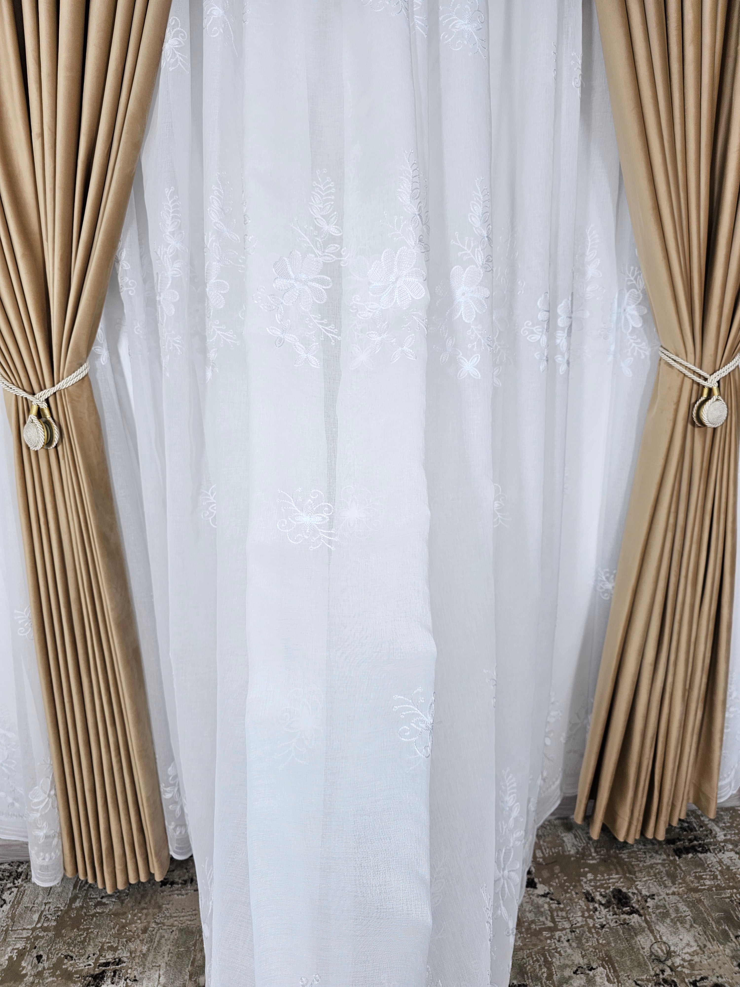 Set Lefkada: perdea alba din in cu flori albe si draperie catifea caramel