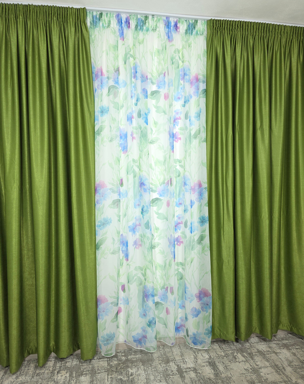 SuperPret*Ideal pentru living si dormitor cu pat sau canapea verde olive, pereti albi si mobilier alb sau lemn natur - Set Camp Verde: Perdea din Voal cu Model Floral si Draperie Soft Verde Olive - confectionat pe comanda