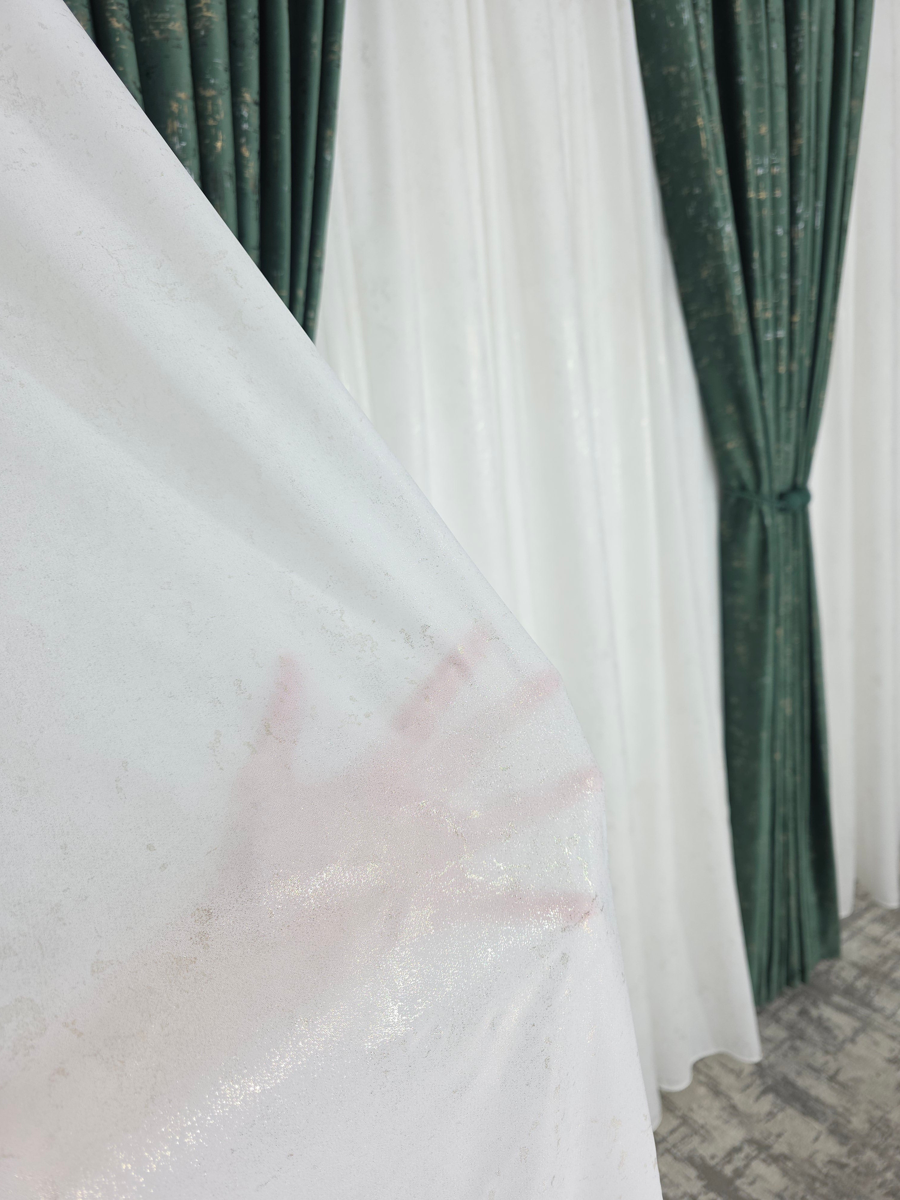 Colectia Royal: Perdea Alba Din Matase Cu Insertii Aurii Varianta 2 Si Draperie Catifea Verde Smarald Cu Insertii