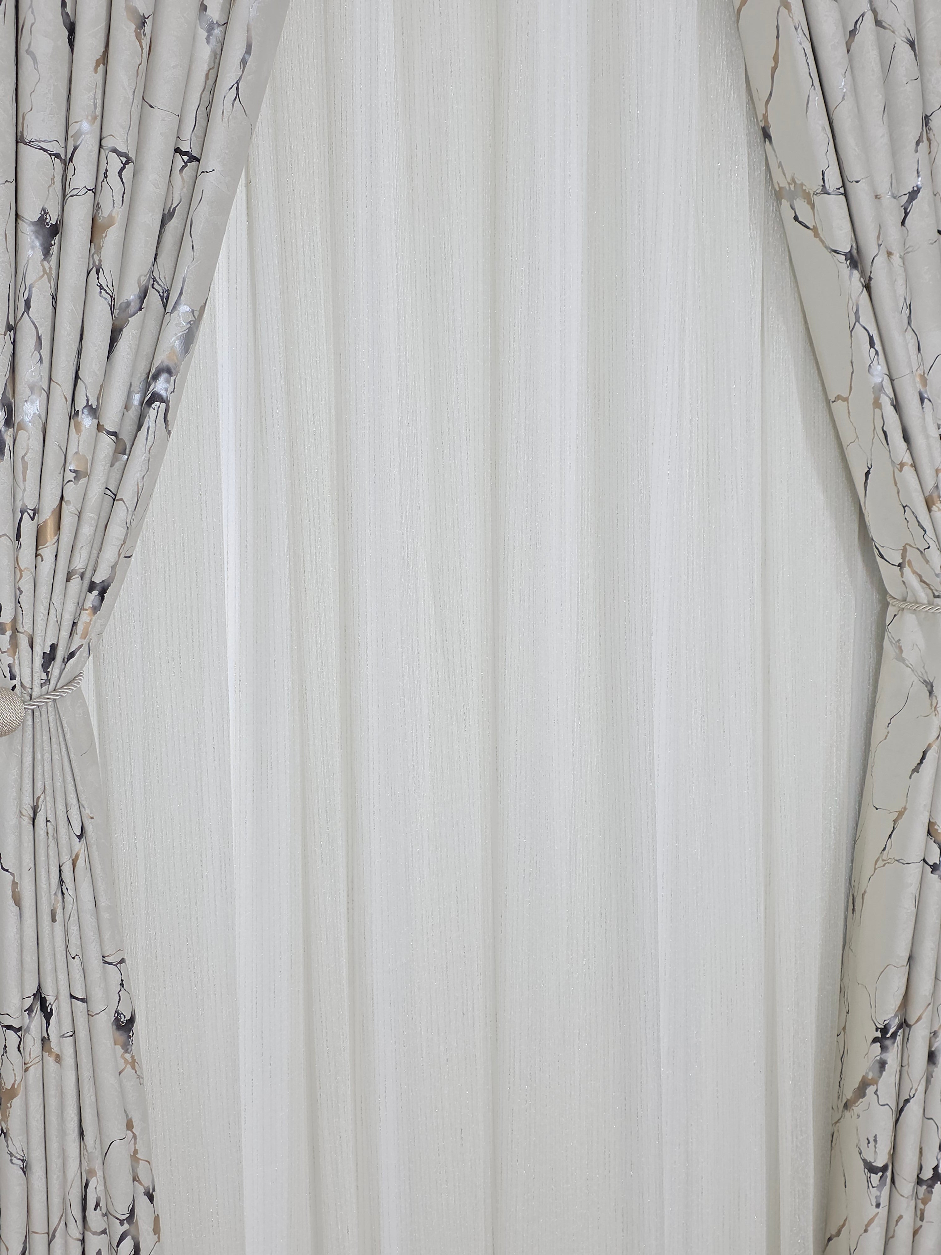 Colectia Majestic: Perdea Crem Din Borangic Cu Sidef Auriu Si Draperie Catifea Bej Cu Insertii
