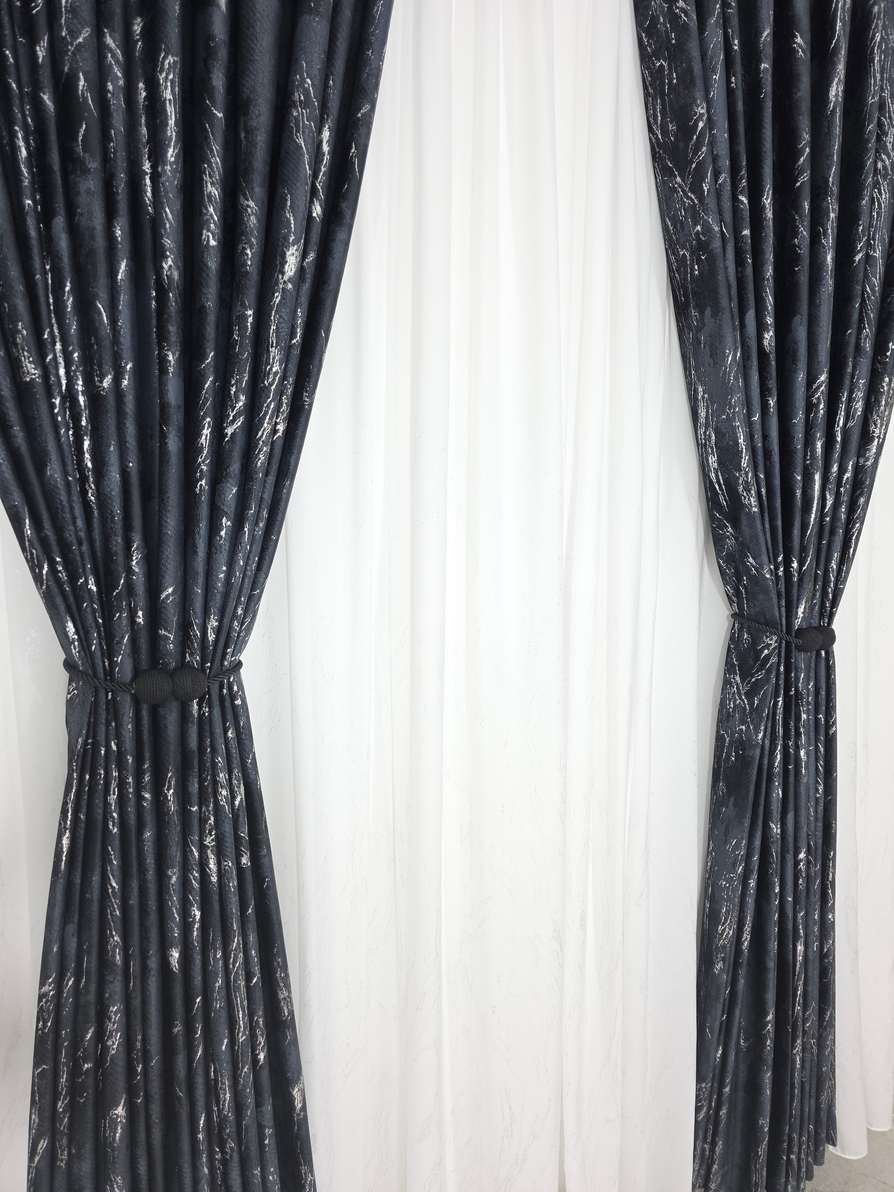 Colectia Venetia: perdea din matase cu insertii argintii varianta 3 si draperie din catifea cu insertii argintii - Negru