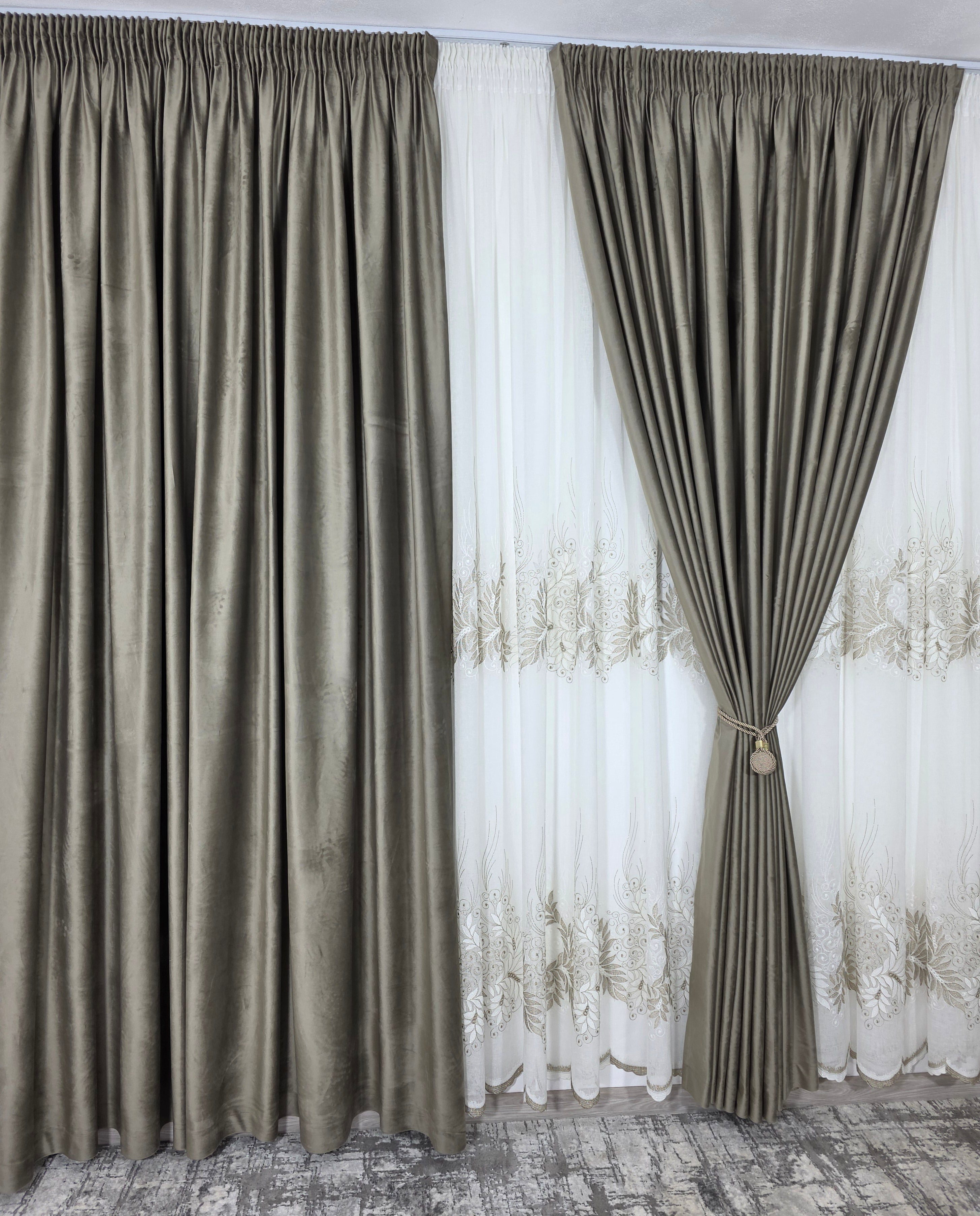 Set Amelia: perdea ivoire din in gros cu broderie bej si draperie din catifea bej inchis