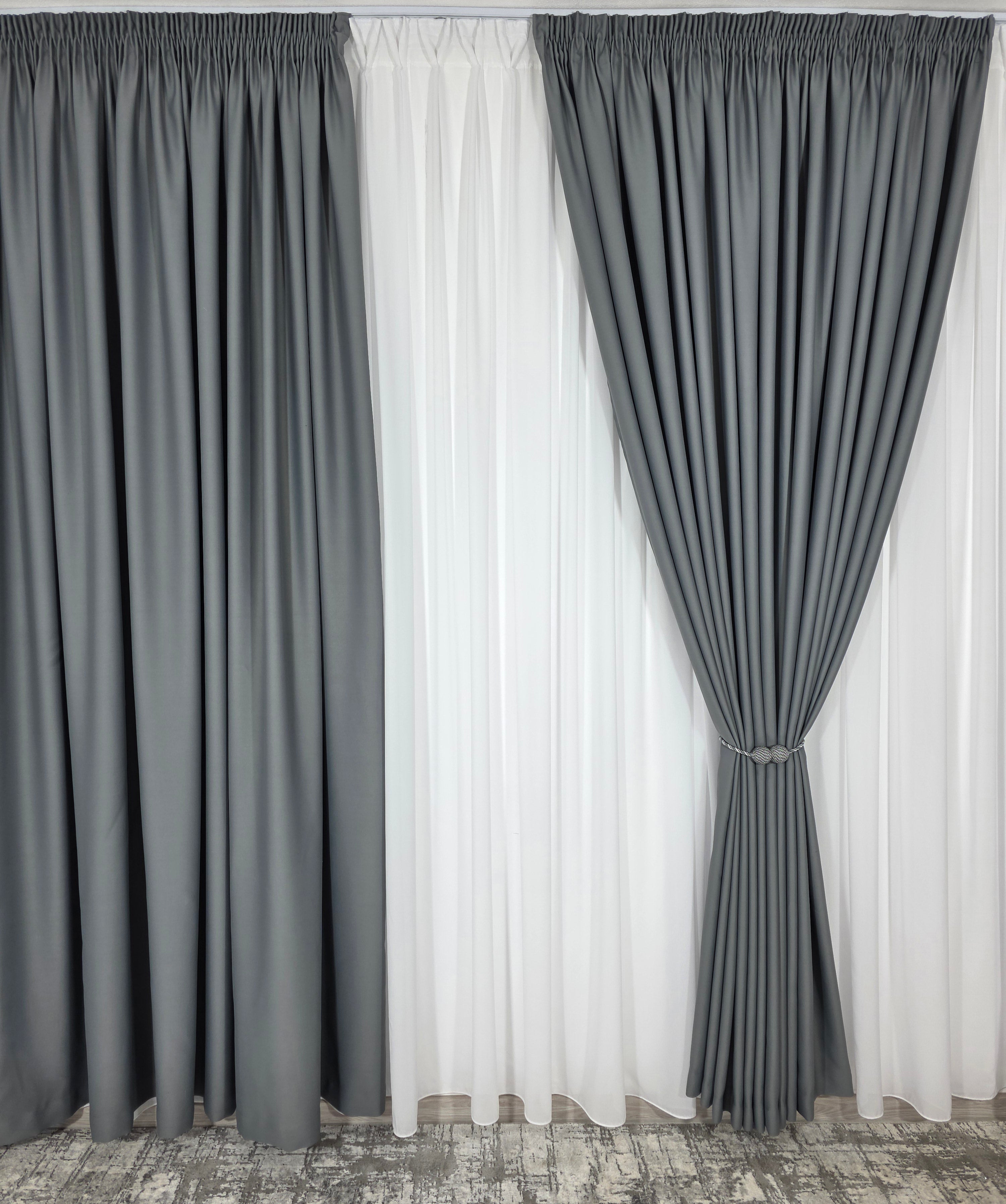 Colectia Blackout: Perdea Matase Alba Si Draperie Gri Mediu Blackout 98%