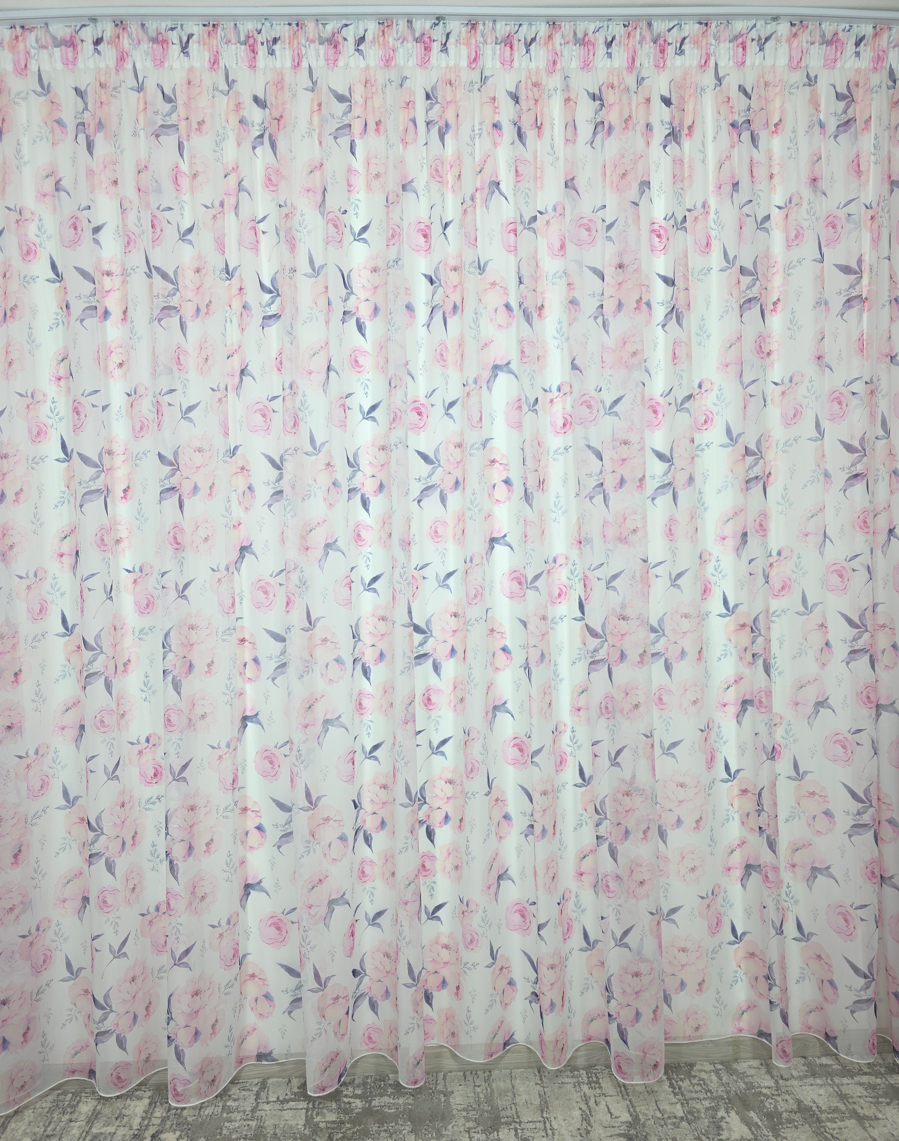 Set Gradina Reginei: Perdea Din Voal Cu Model Floral Si Draperie Soft Roz Semi-Opaca