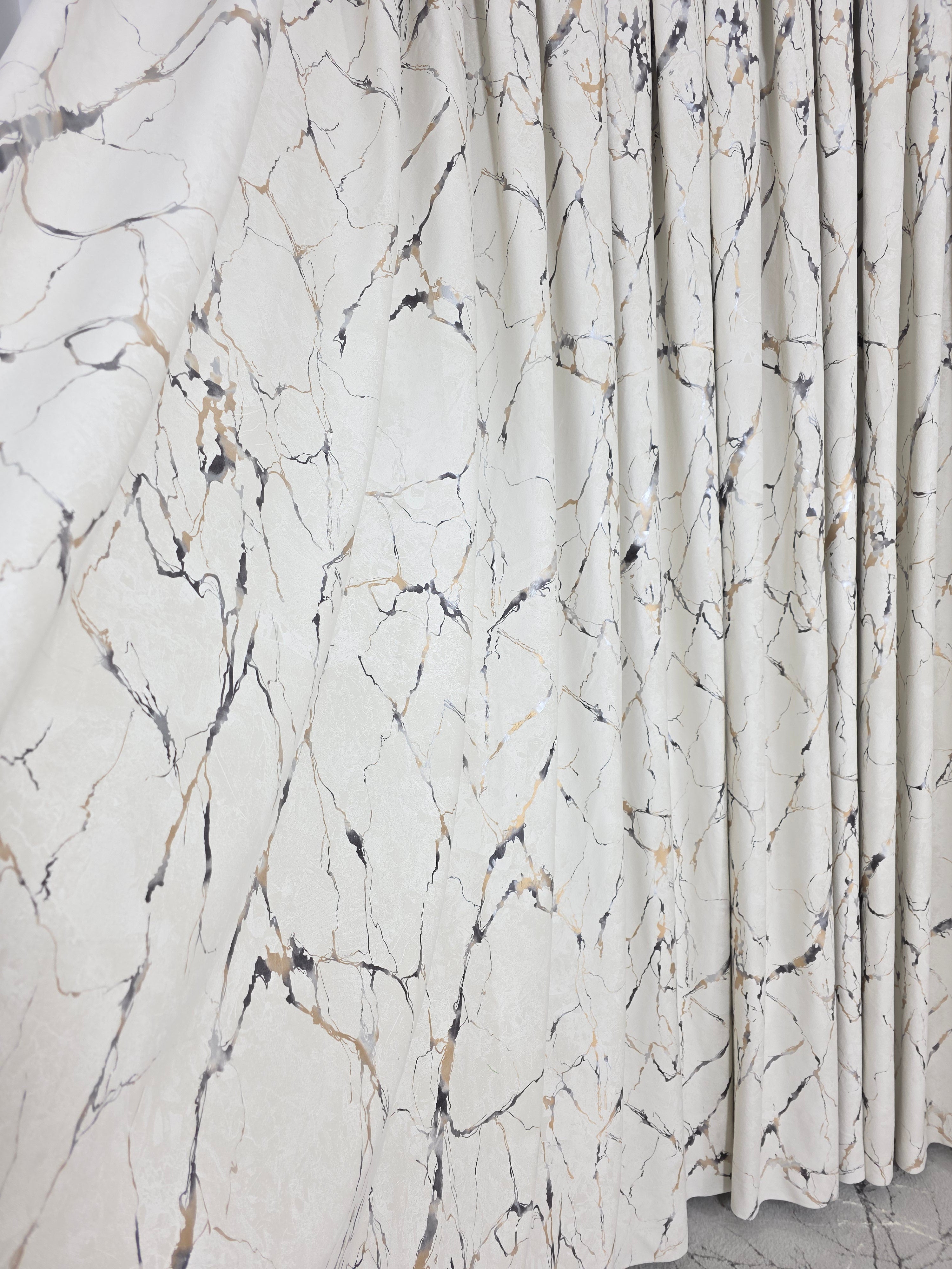 Colectia Majestic: Perdea Crem Din Borangic Cu Sidef Auriu Si Draperie Catifea Bej Cu Insertii