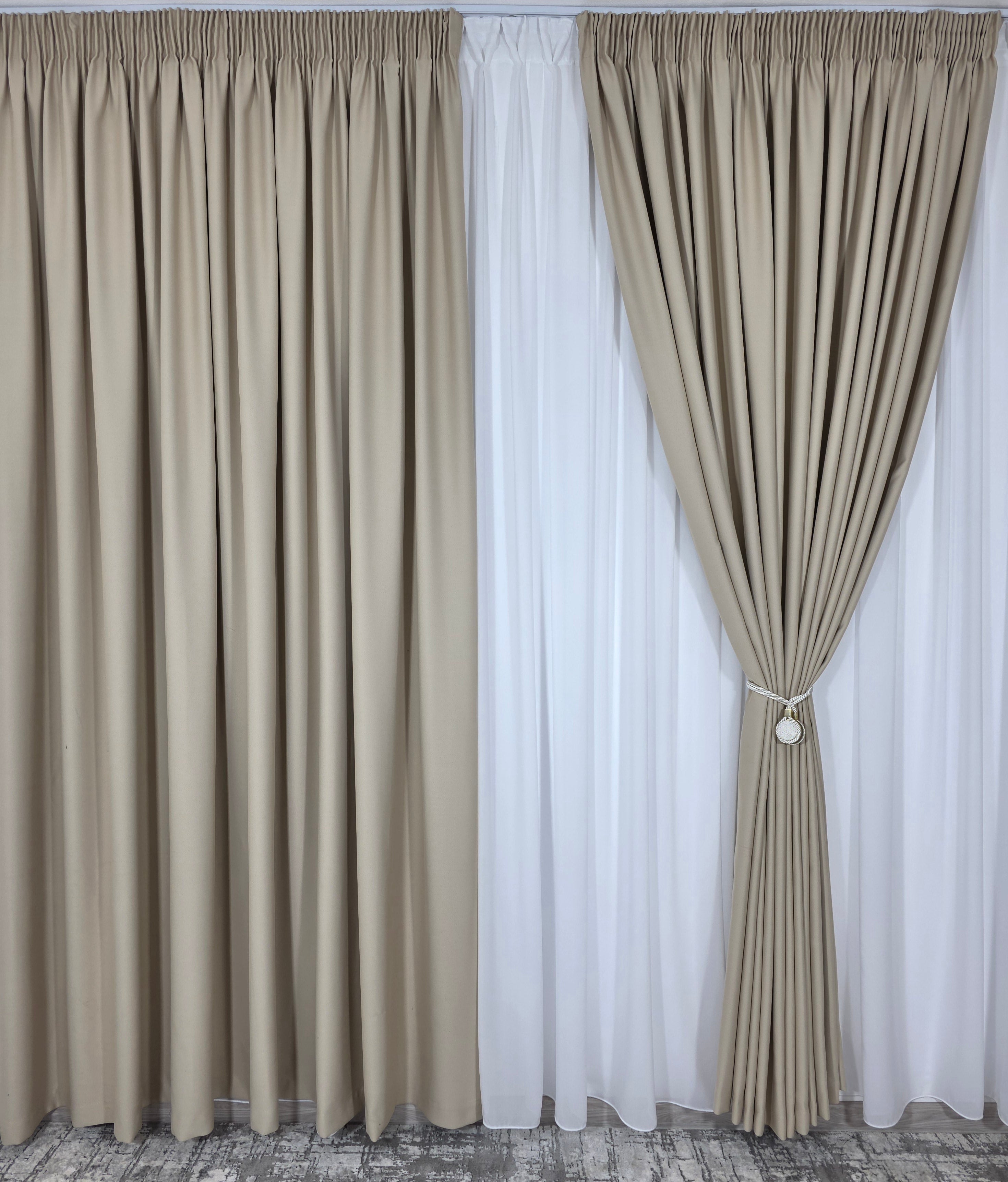 Colectia Blackout: Perdea Din Matase Alba Si Draperie Crem Blackout 80%