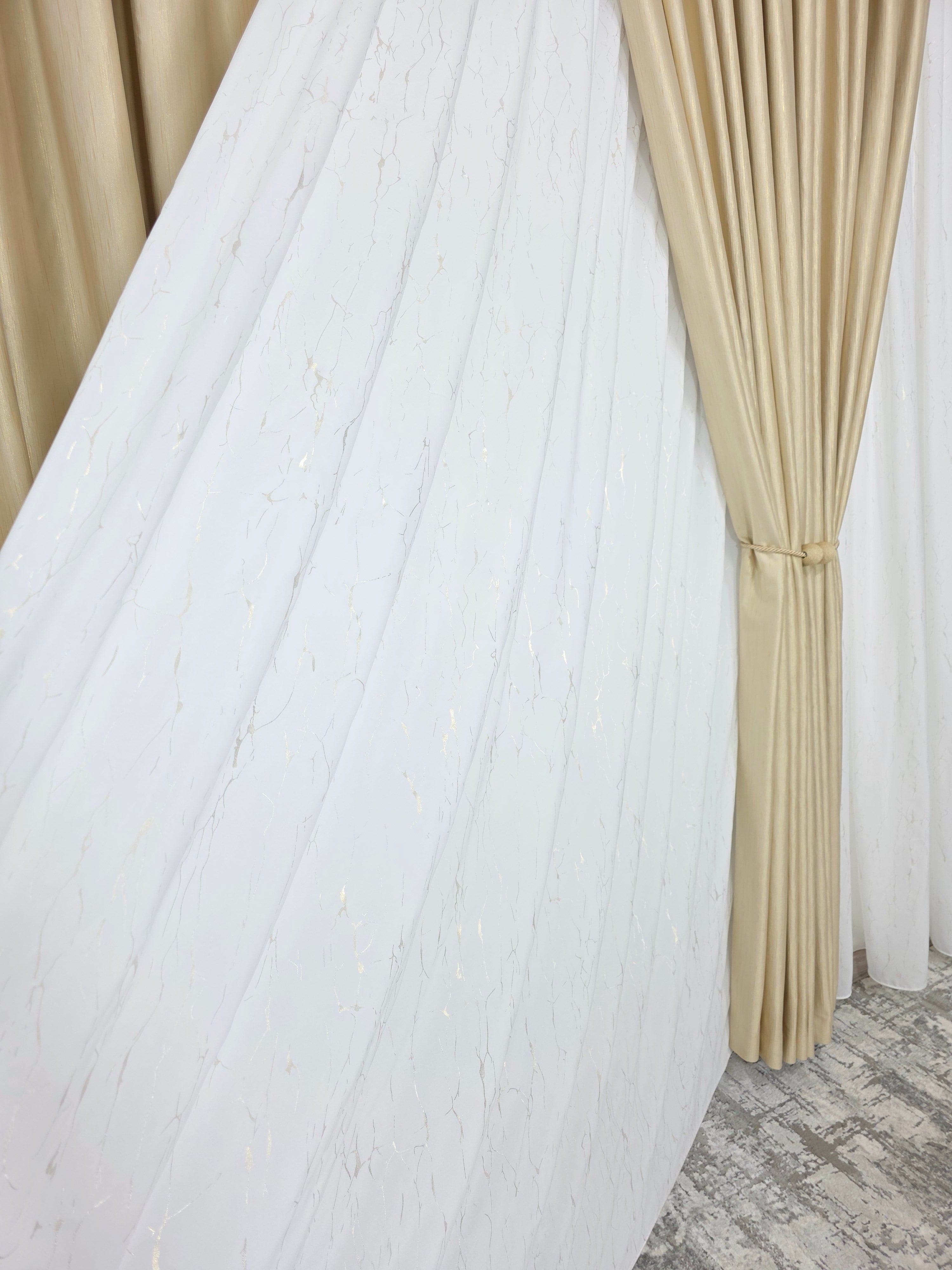 Colectia Valencia: Perdea Alba Din Matase Cu Insertii Aurii Varianta 1 Si Draperie Rolex Catifea Crem Auriu Cu Sclipici Auriu