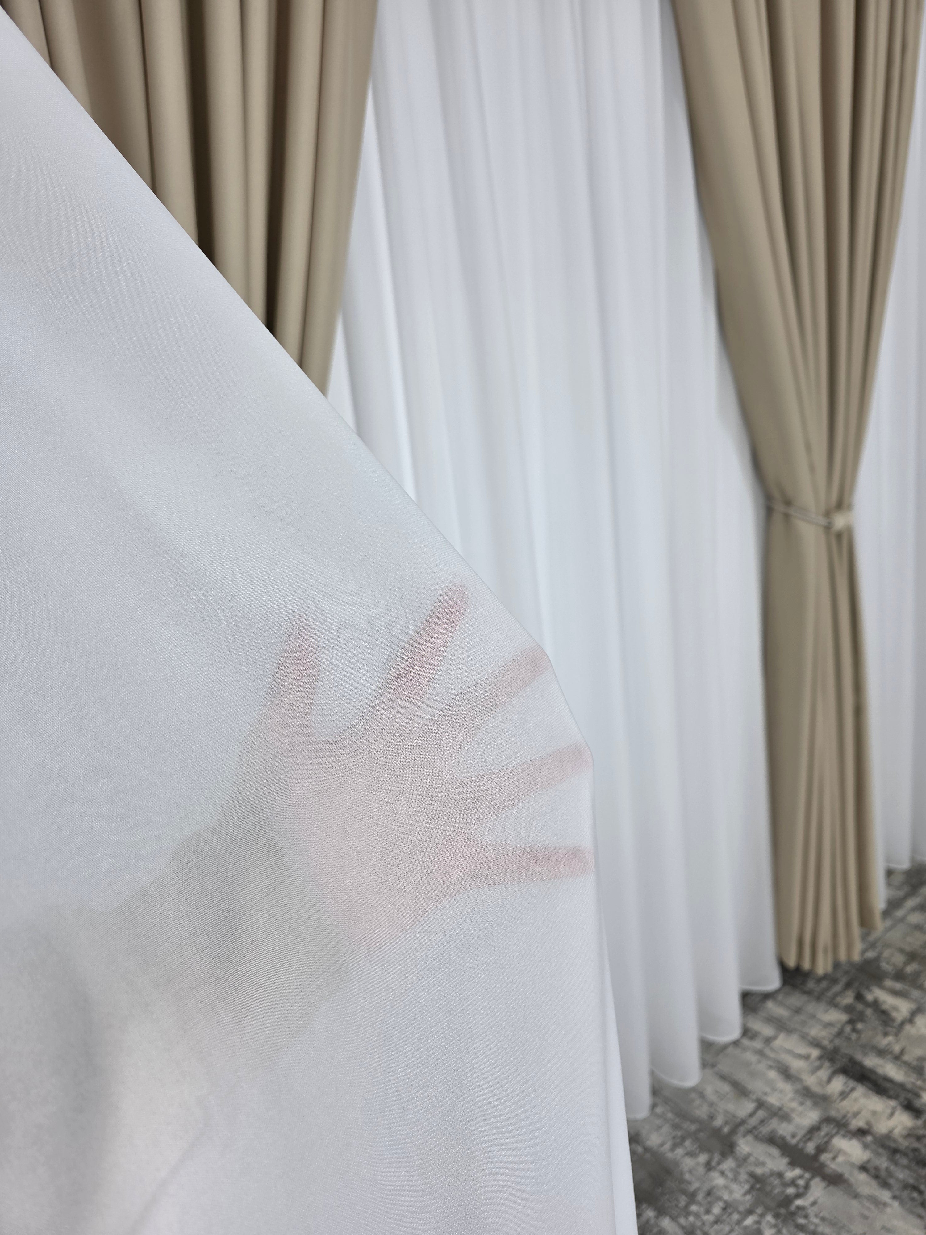 Colectia Blackout: Perdea Din Matase Alba Si Draperie Crem Blackout 80%
