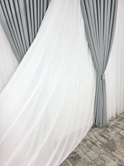 Colectia Blackout: Perdea Matase Alba Si Draperie Gri Deschis Blackout 80%