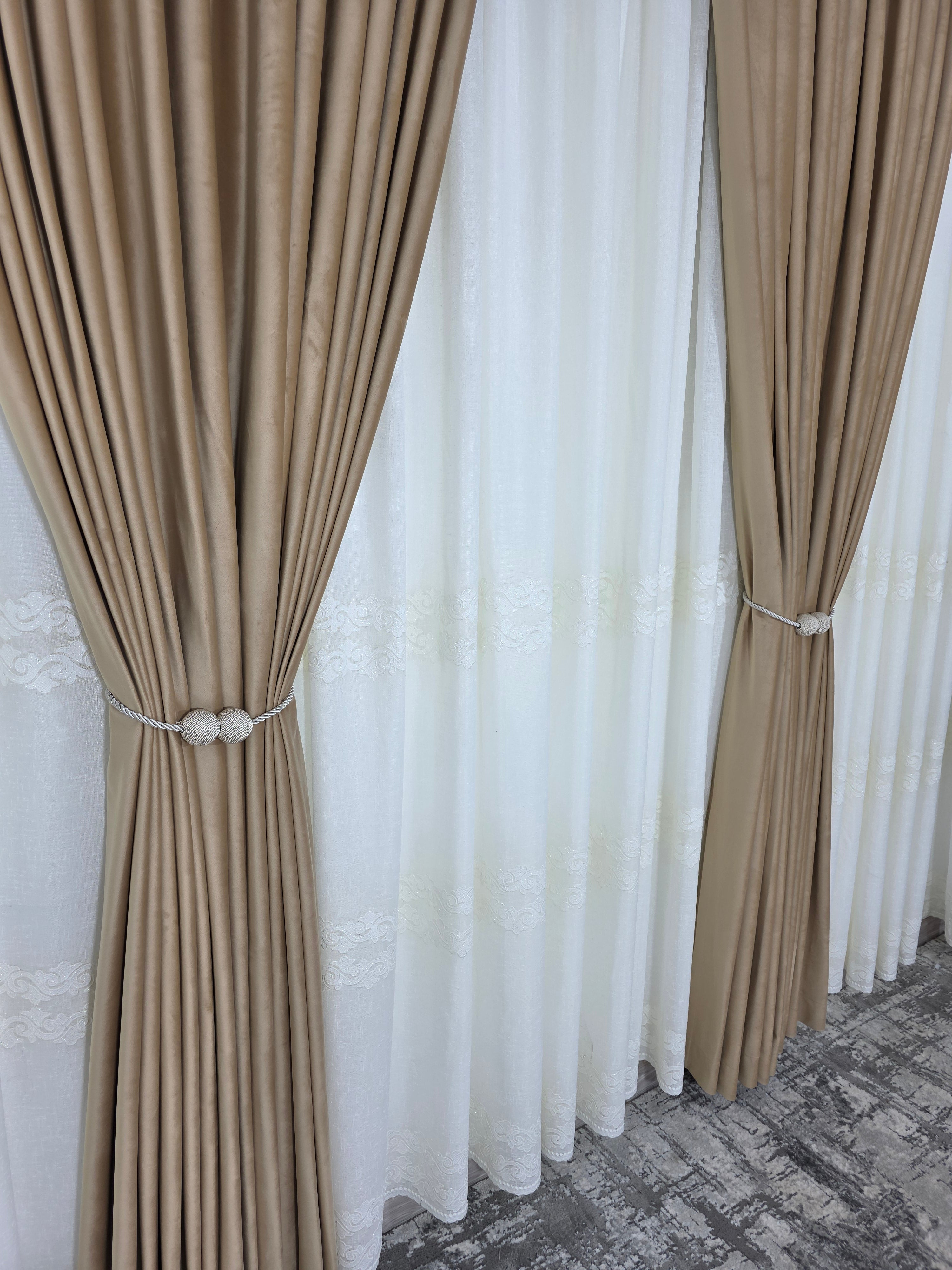 Set Liora: perdea crem din in gros cu broderie si draperie catifea crem-miere