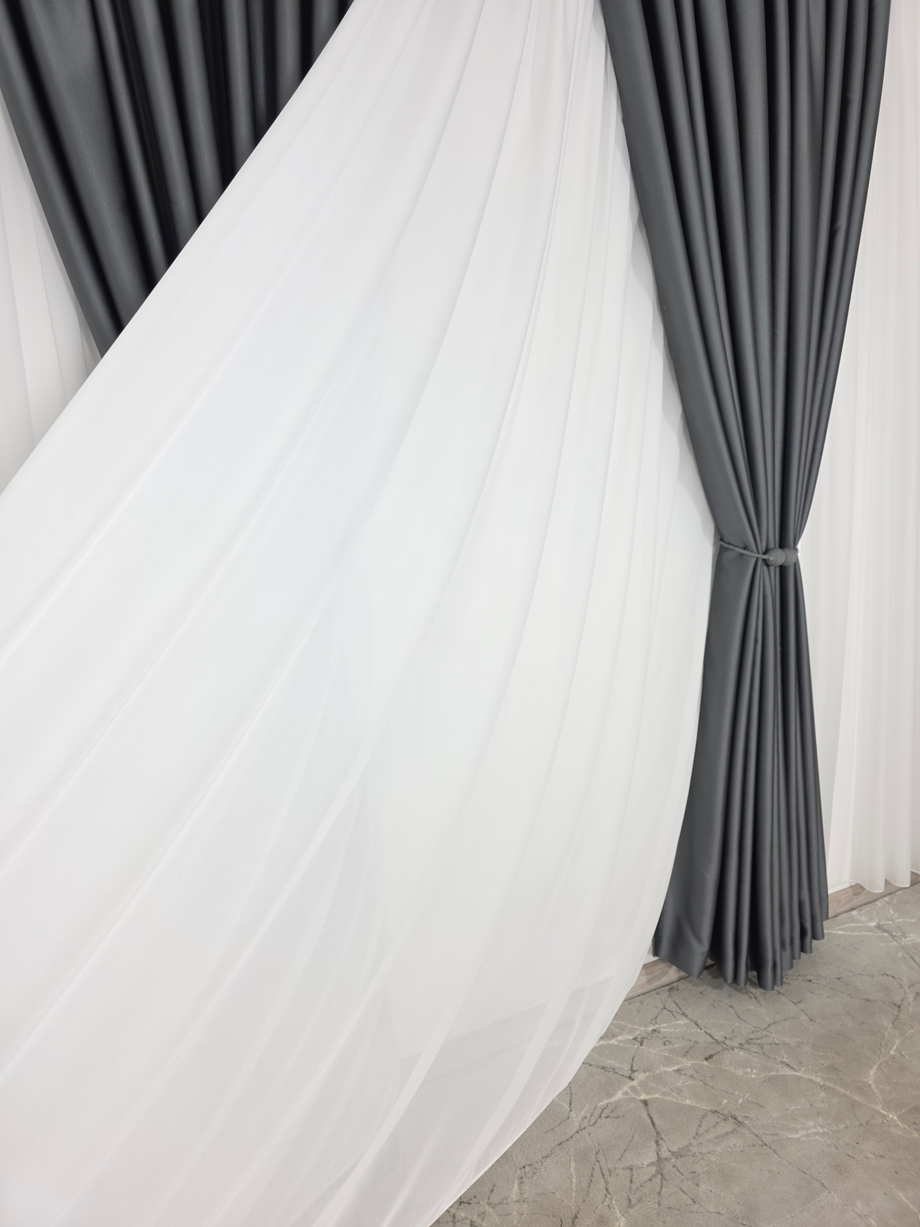 Colectia Noapte-Zi: Perdea voal alb premium si Draperie Paris blackout 100% opaca pe culoarea gri inchis