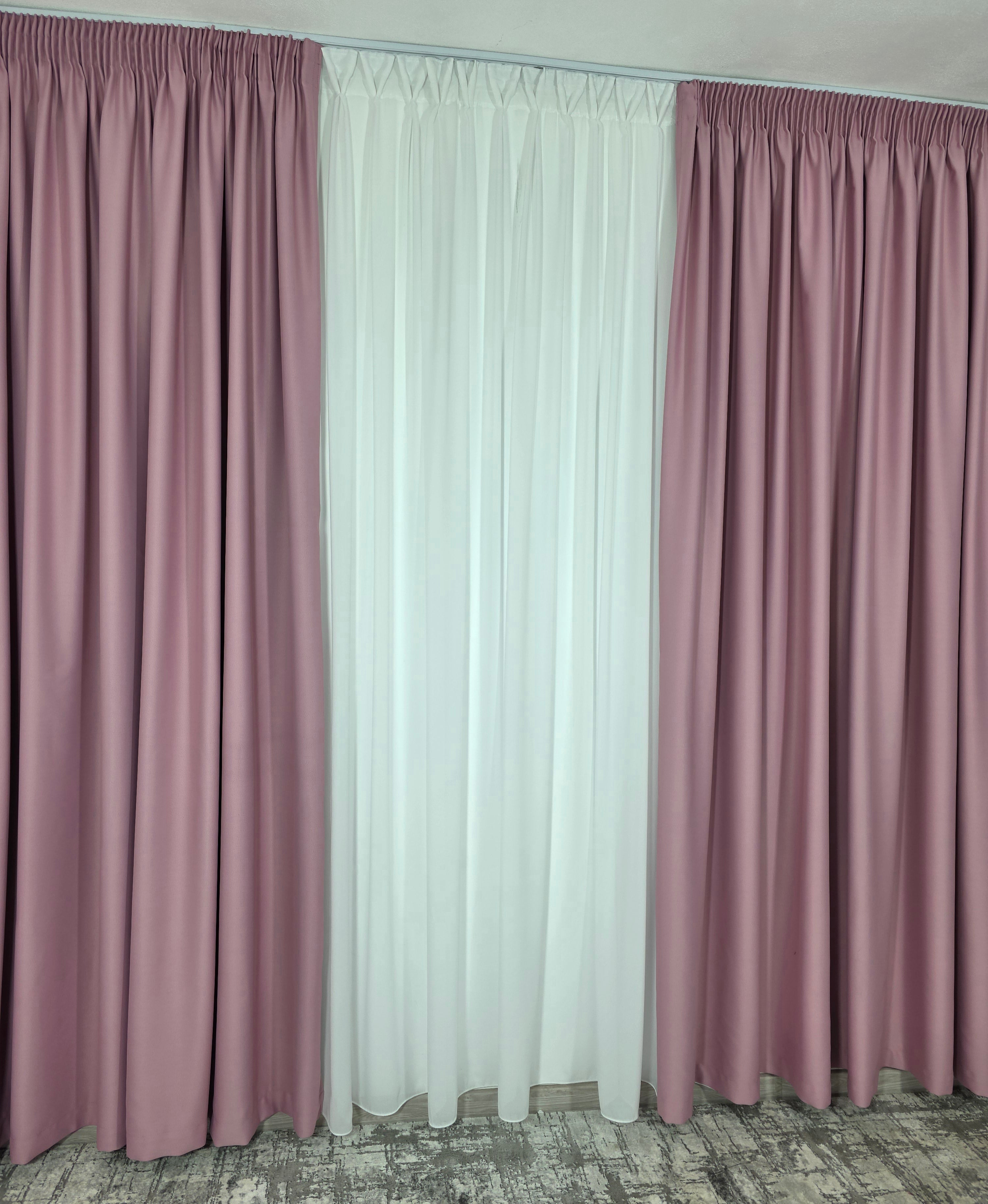 Colectia Blackout: Perdea Matase Alba Si Draperie Roz Blackout 80%