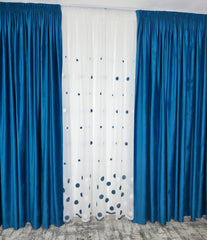 Set Liana: perdea alba din in cu buline turcoaz cu draperie catifea turcoaz