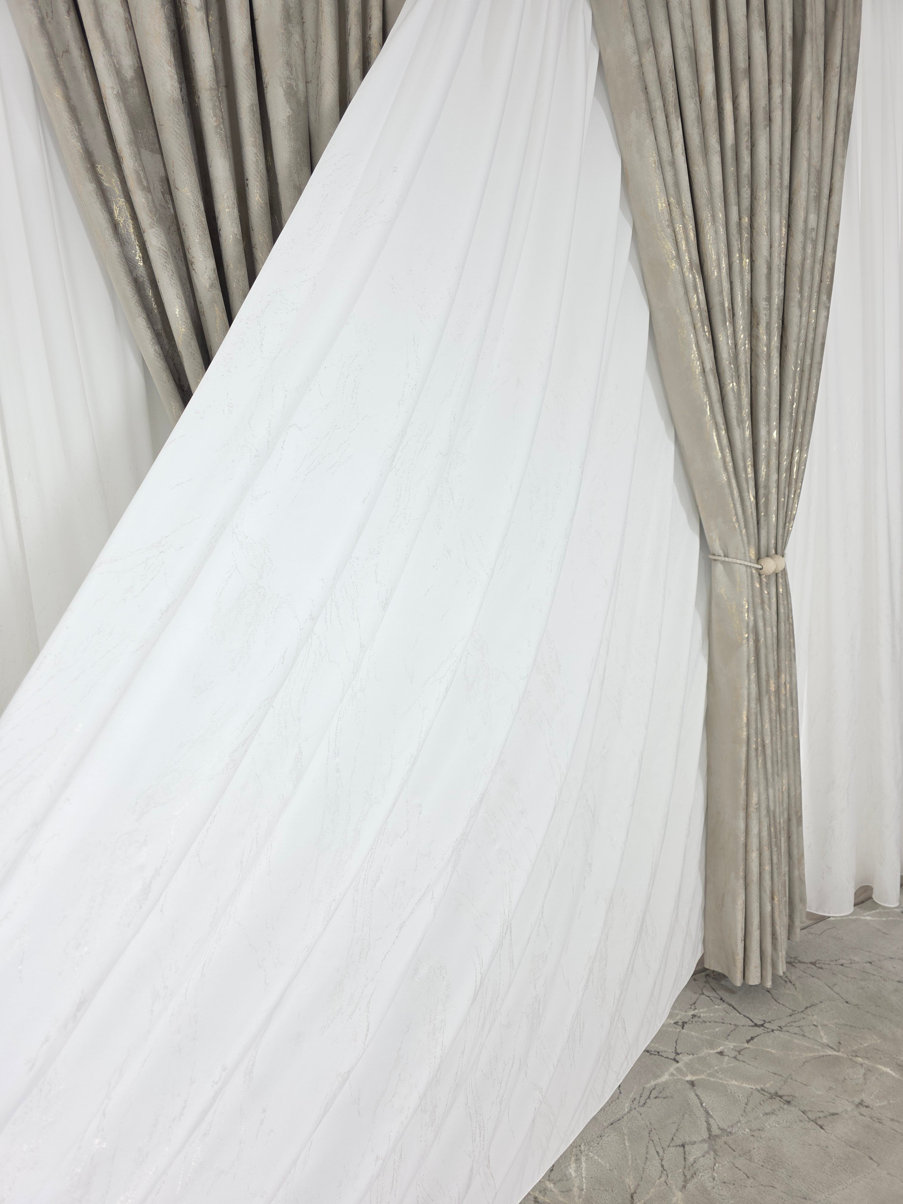 Colectia Venetia: perdea din matase cu insertii aurii varianta 3 si draperie din catifea cu insertii aurii - Grej