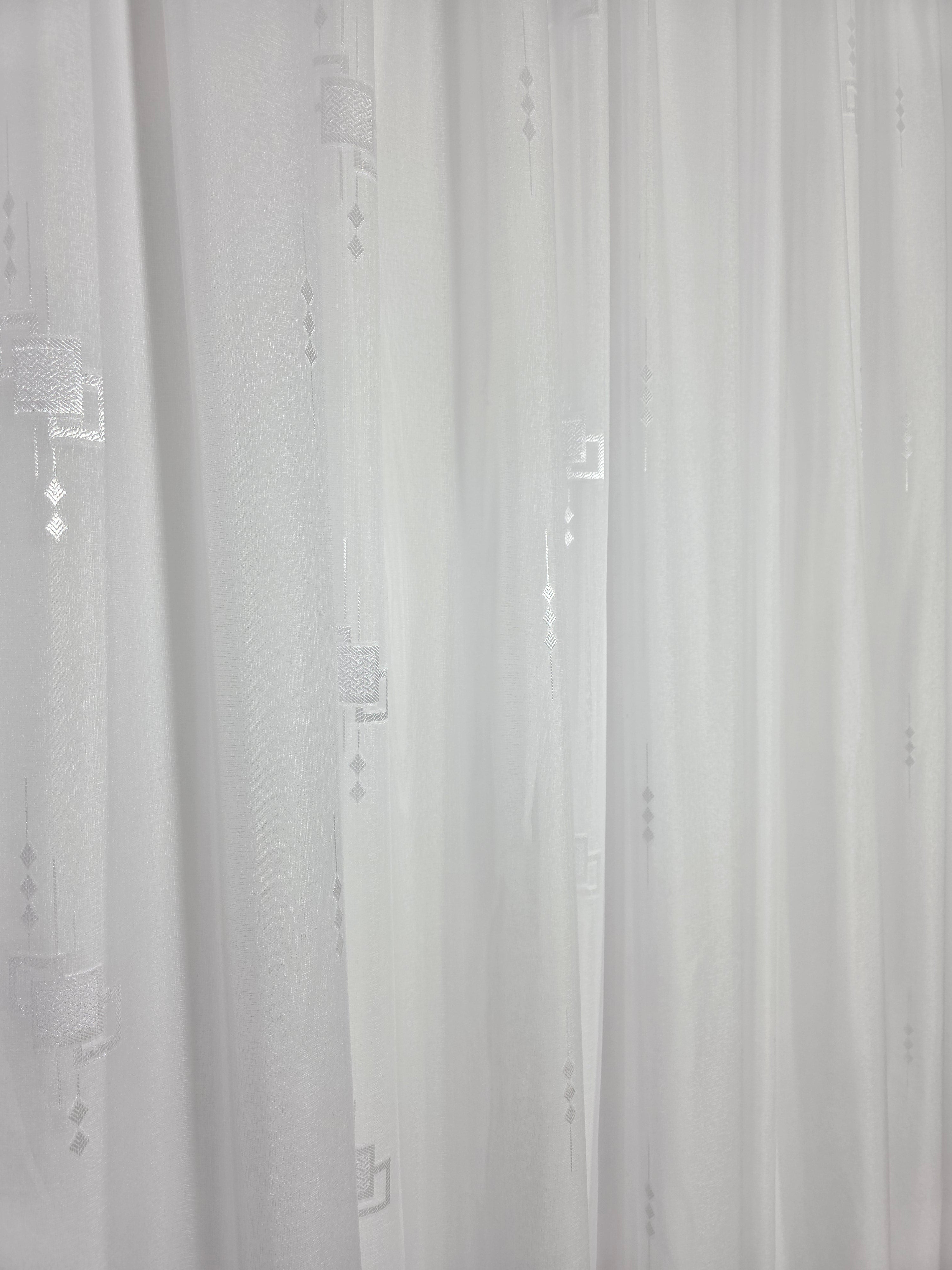 Set Alina: perdea in cristal alb cu forme geometrice si draperie catifea miere