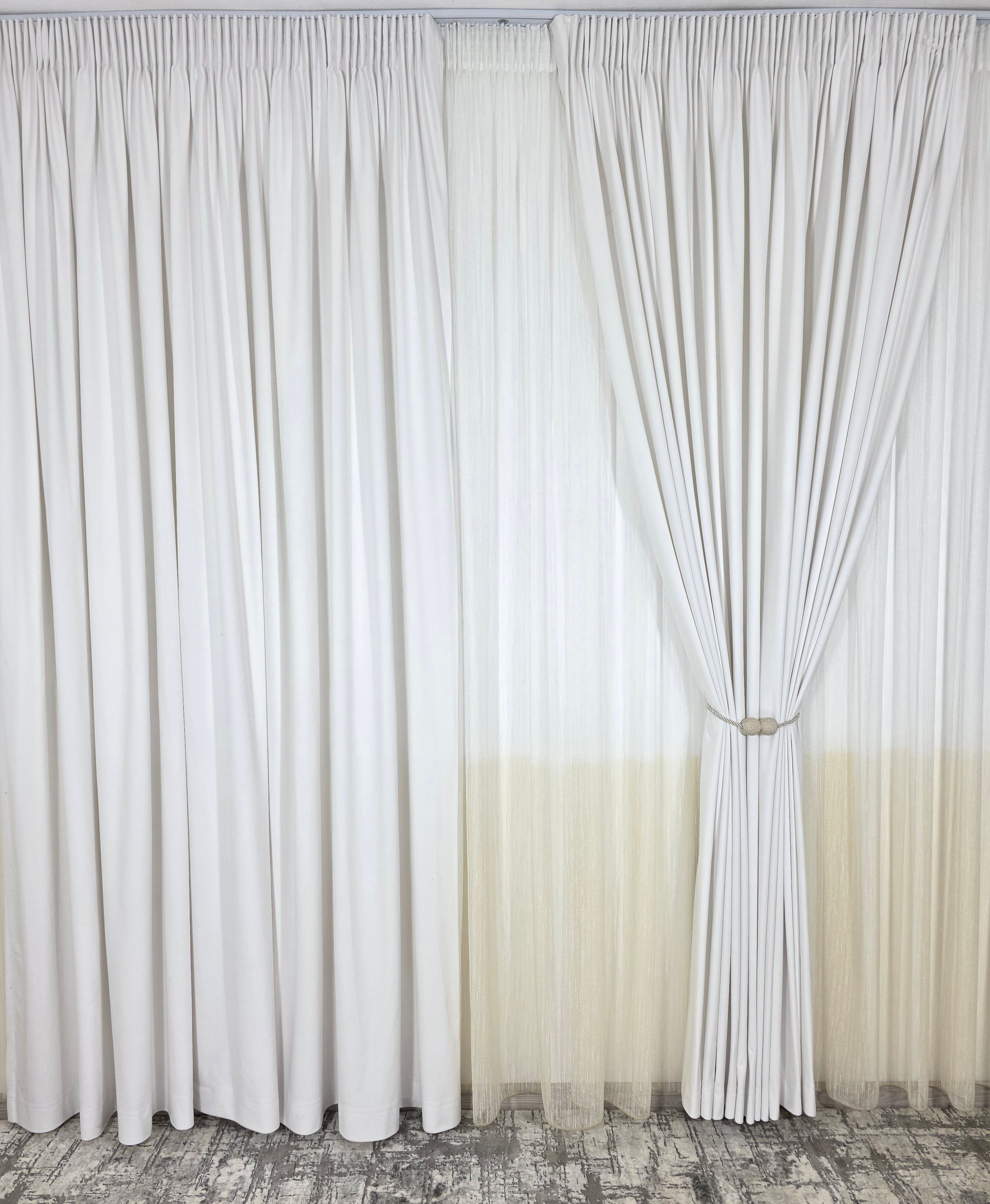 Set Dove: perdea in doua culori alb-crem tip borangic si draperie catifea alba