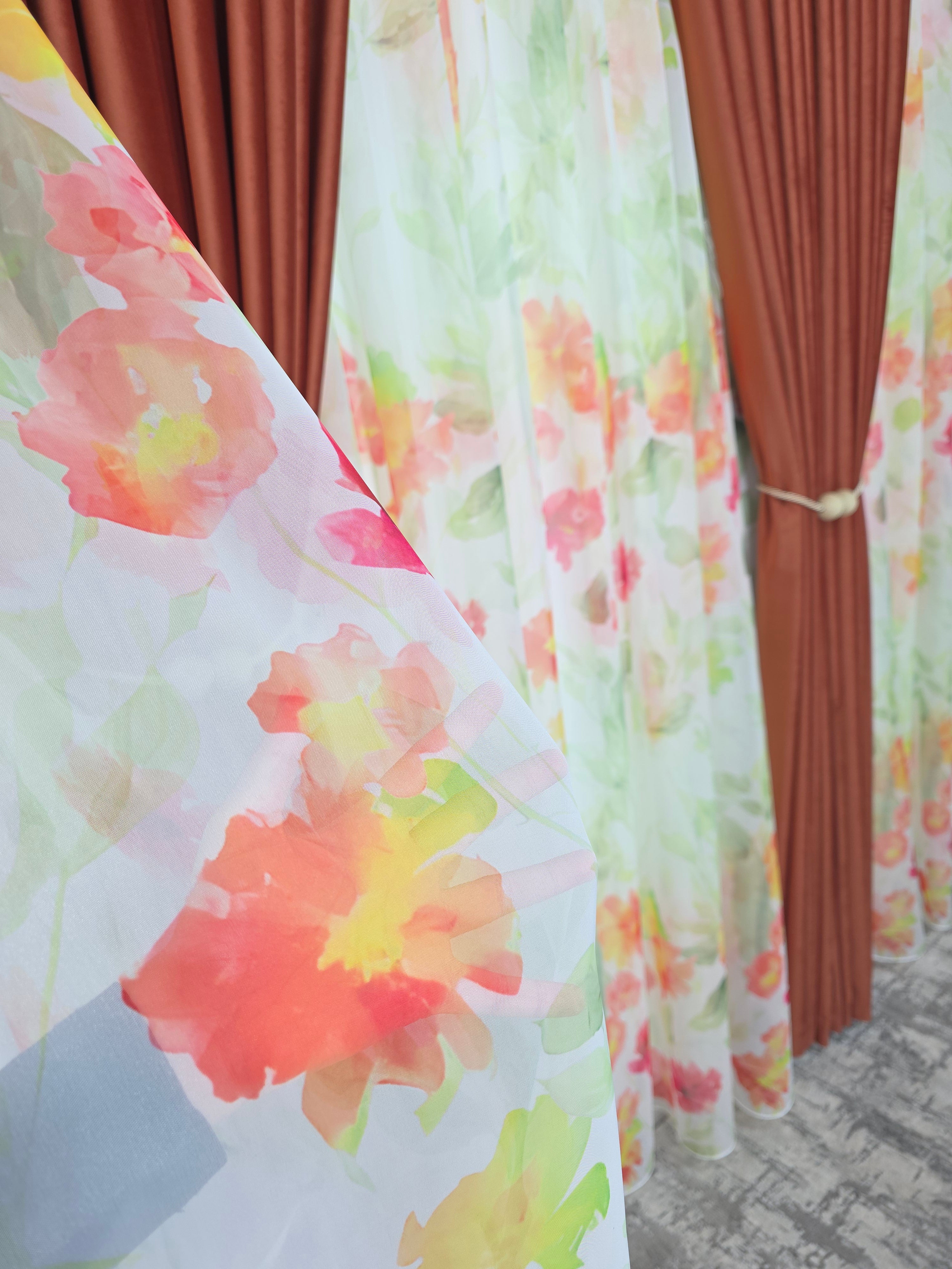 Set Petale in Cupru: Perdea Din Voal Cu Model Floral Si Draperie Catifea Caramiziu