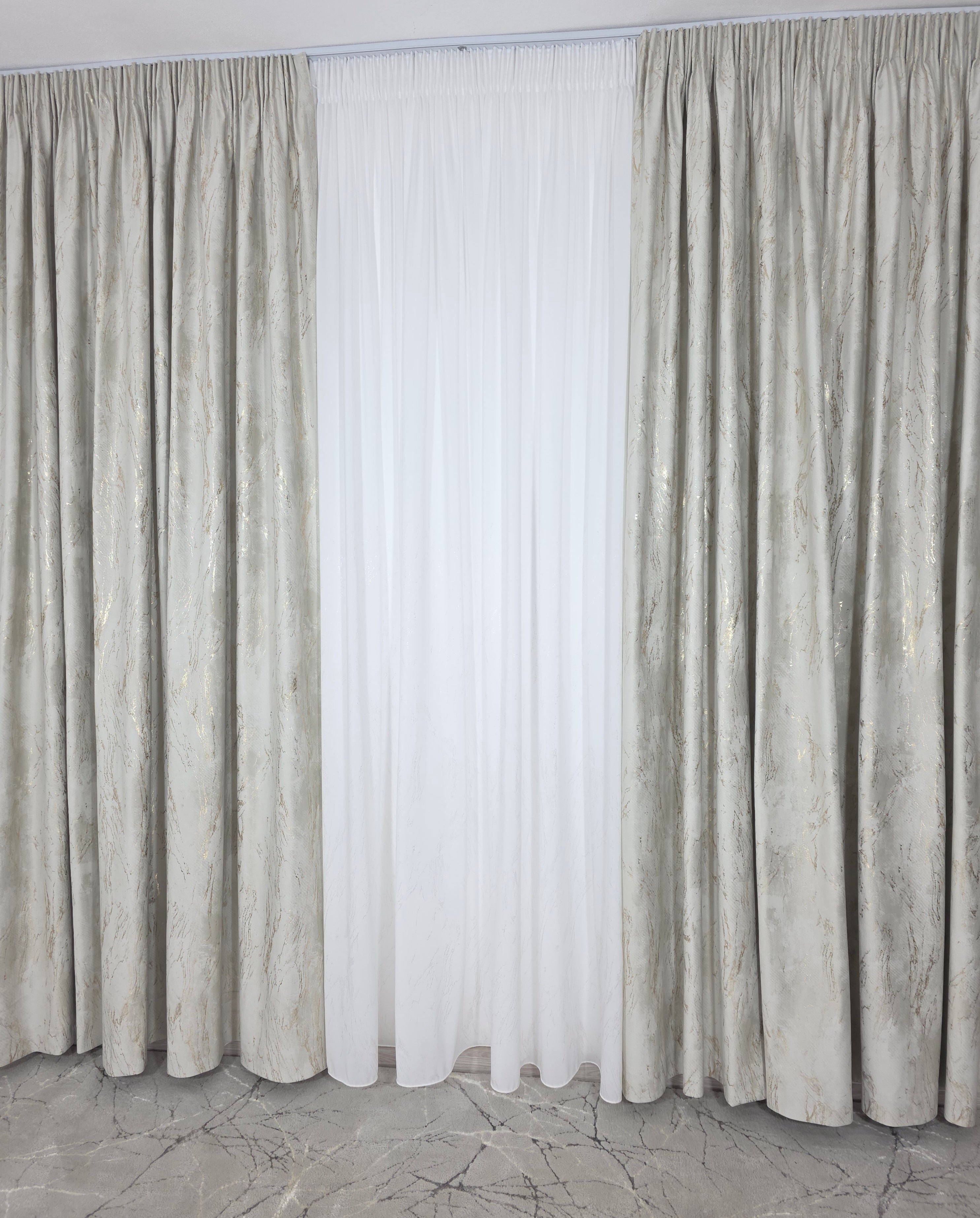 Colectia Venetia: perdea din matase cu insertii aurii varianta 3 si draperie din catifea cu insertii aurii - Ivoire