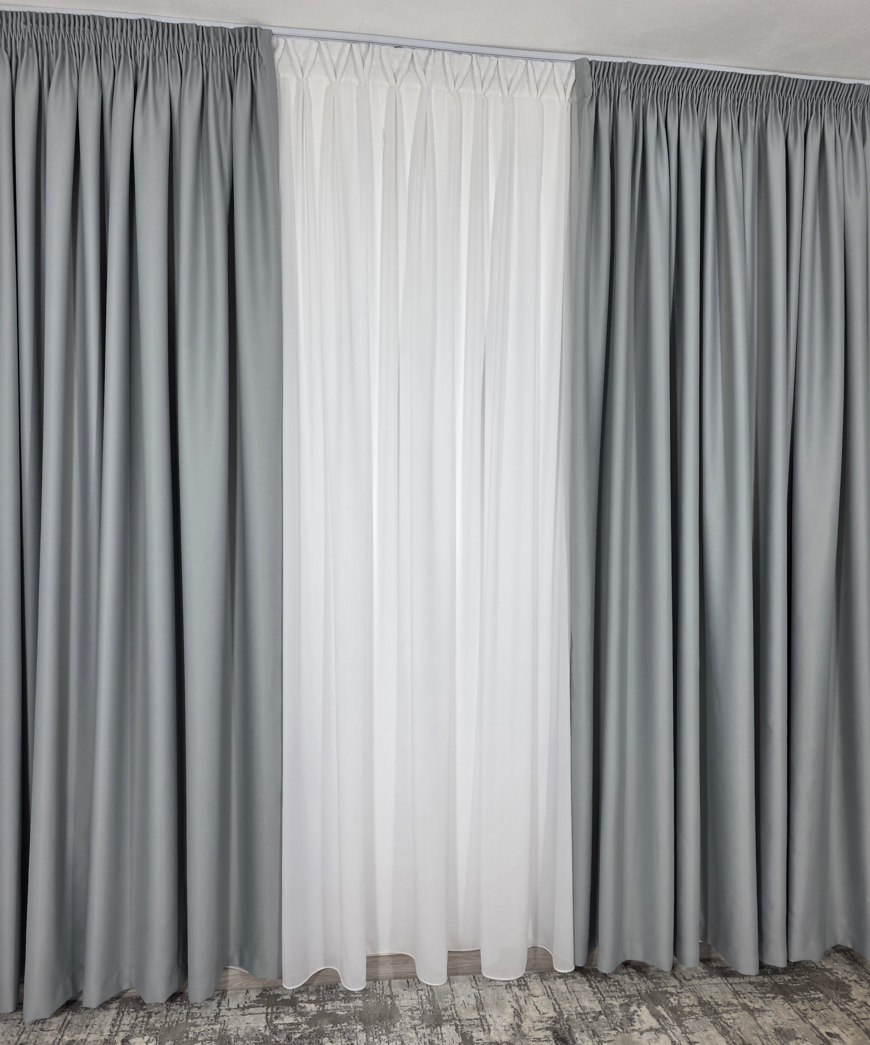 Colectia Blackout: Perdea Matase Alba Si Draperie Gri Deschis Blackout 98%