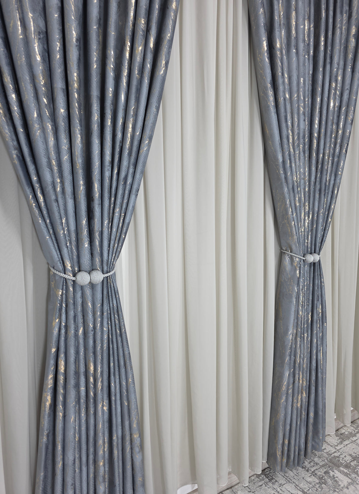 Set Clarisa: Perdea Jorjet Gri Si Draperie Milano Din Catifea Gri Inchis Cu Insertii Aurii