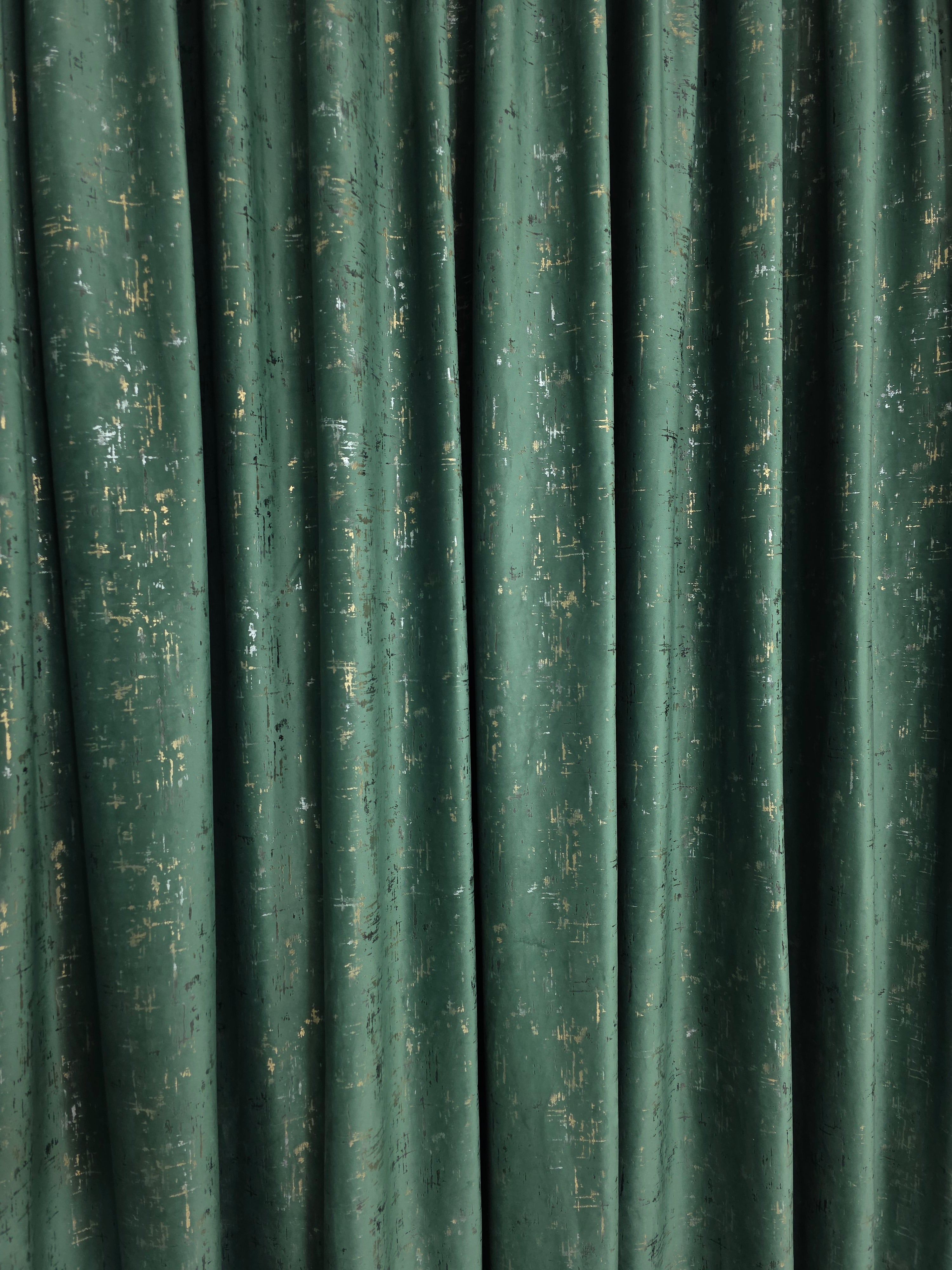 Colectia Royal: Perdea Alba Din Matase Cu Insertii Aurii Varianta 2 Si Draperie Catifea Verde Smarald Cu Insertii