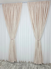 Draperie Santorini din Catifea Piersicuta cu Aspect Vopsea Pensulata si Insertii Aurii – Draperie eleganta pentru living si dormitor in nuante alb, crem, bej si auriu, confectionata pe comanda