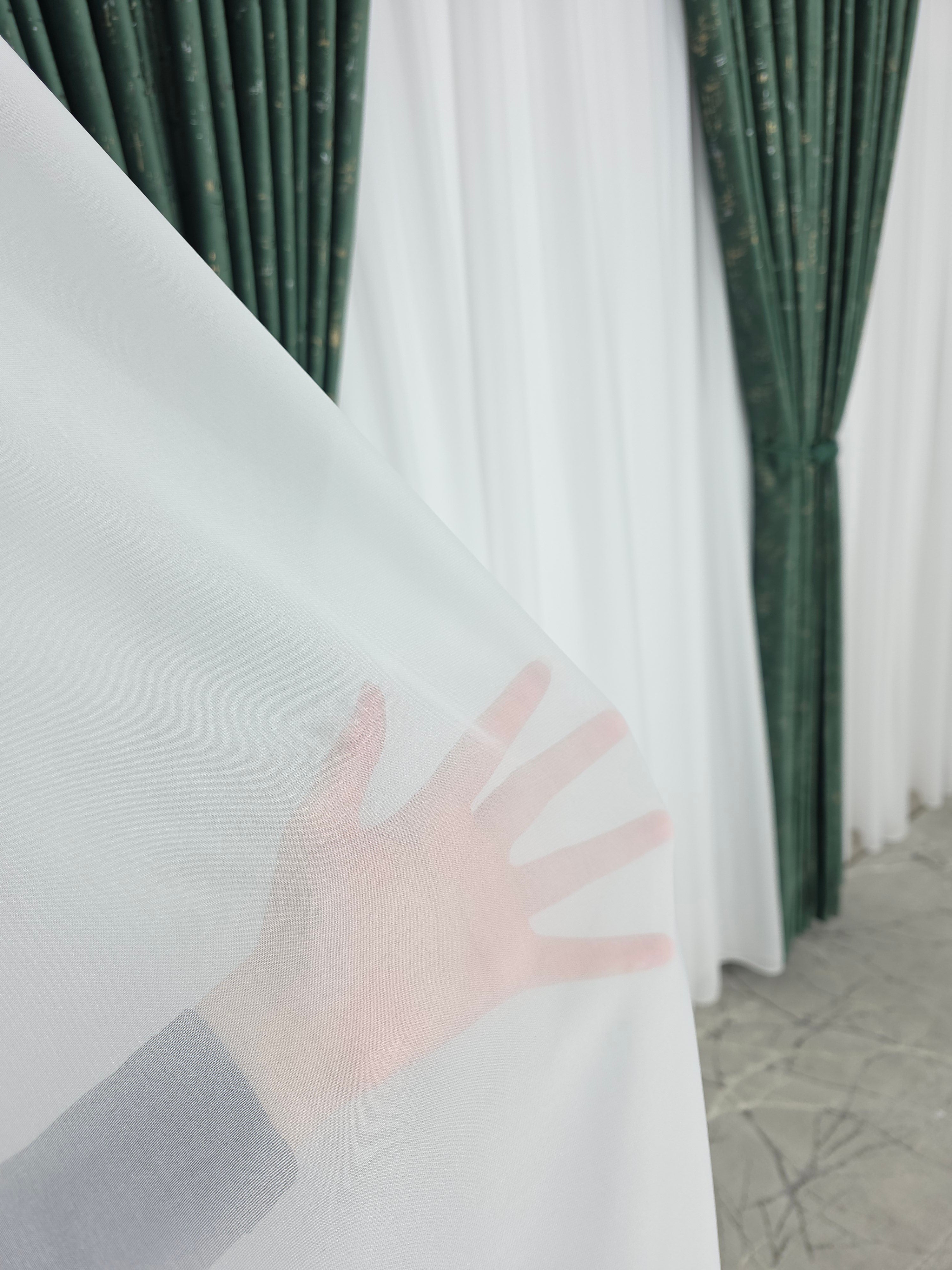 Set Esmeria : Perdea Voal Premium Si Draperie Catifea Verde Smarald Cu Insertii