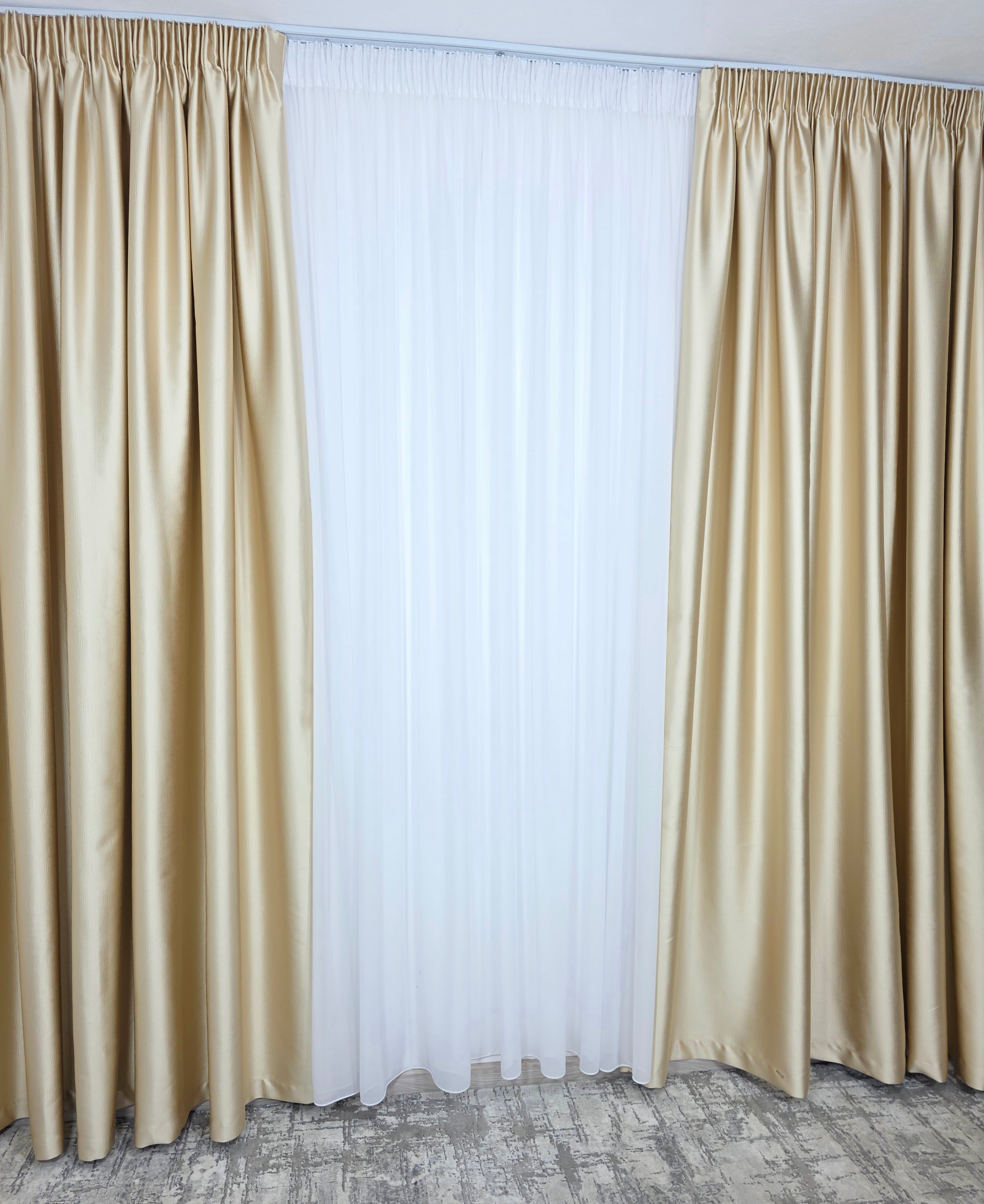Colecția Noapte-Zi: Perdea voal alb premium si Draperie Paris blackout 100% opacă pe culoarea crem-auriu