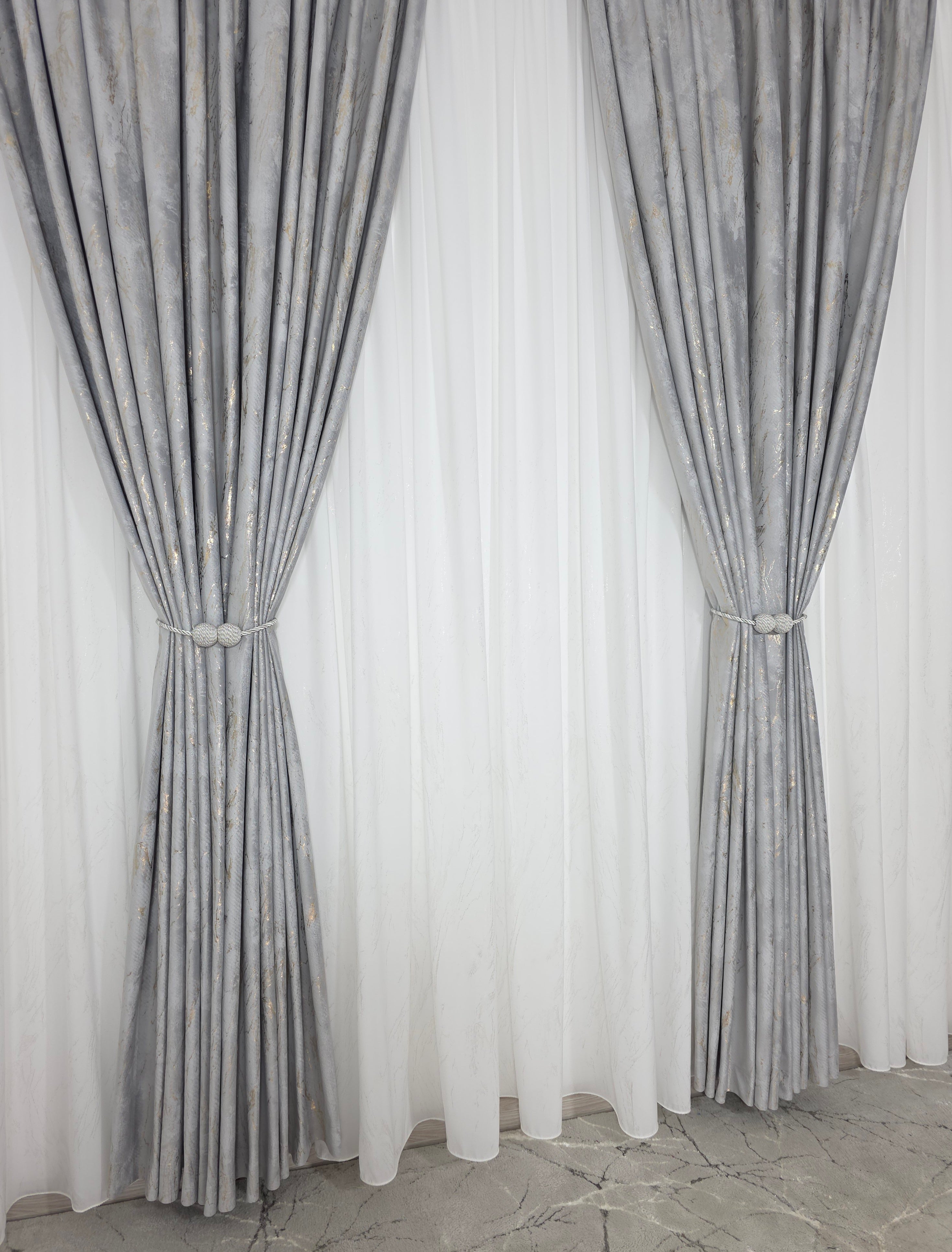 Colectia Venetia: perdea din matase cu insertii aurii varianta 3 si draperie din catifea cu insertii aurii - Gri deschis