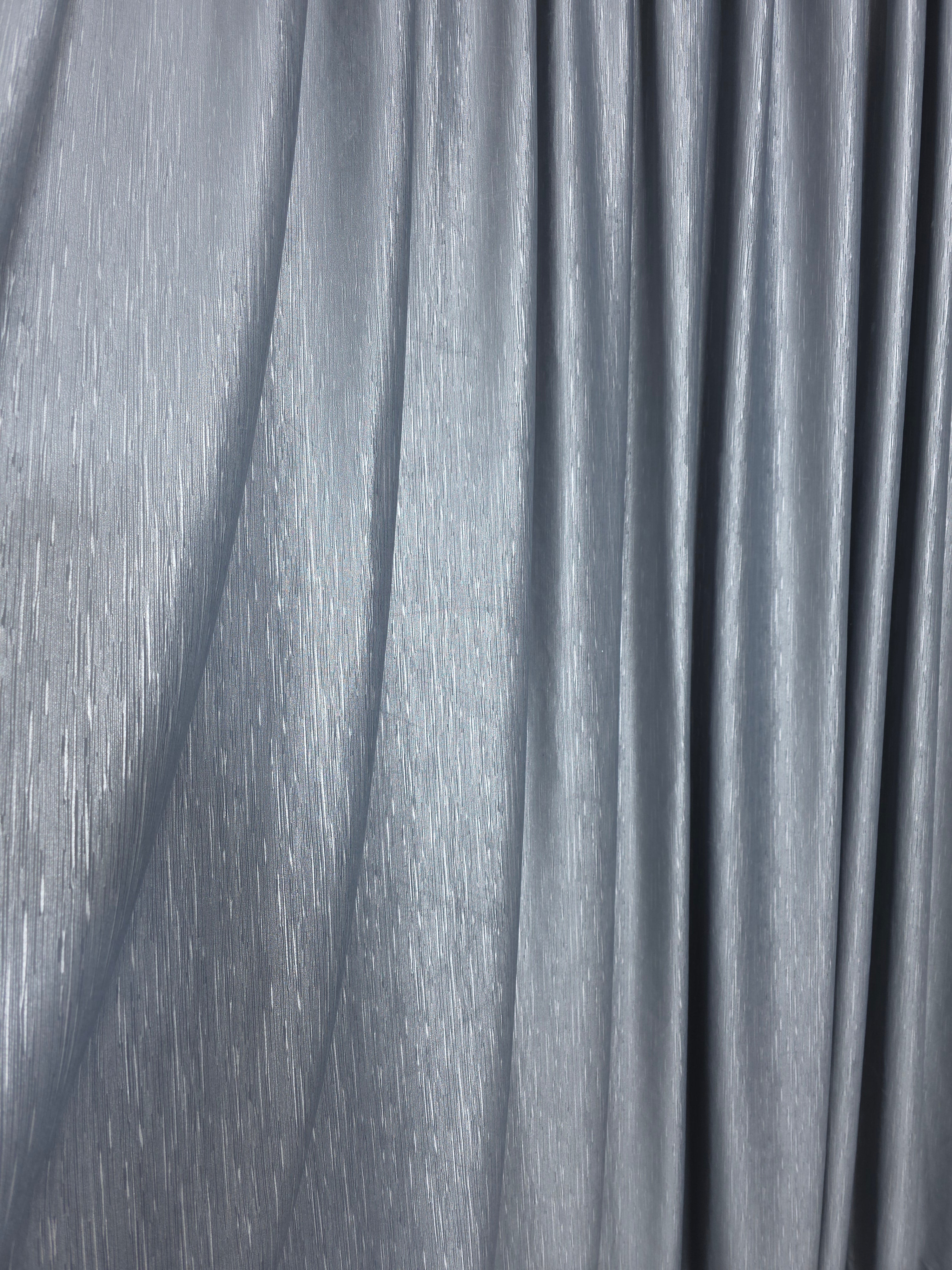 Colectia Valencia: Perdea Alba Din Matase Cu Insertii Aurii Varianta 1 Si Draperie Rolex Catifea Gri Cu Sclipici Auriu