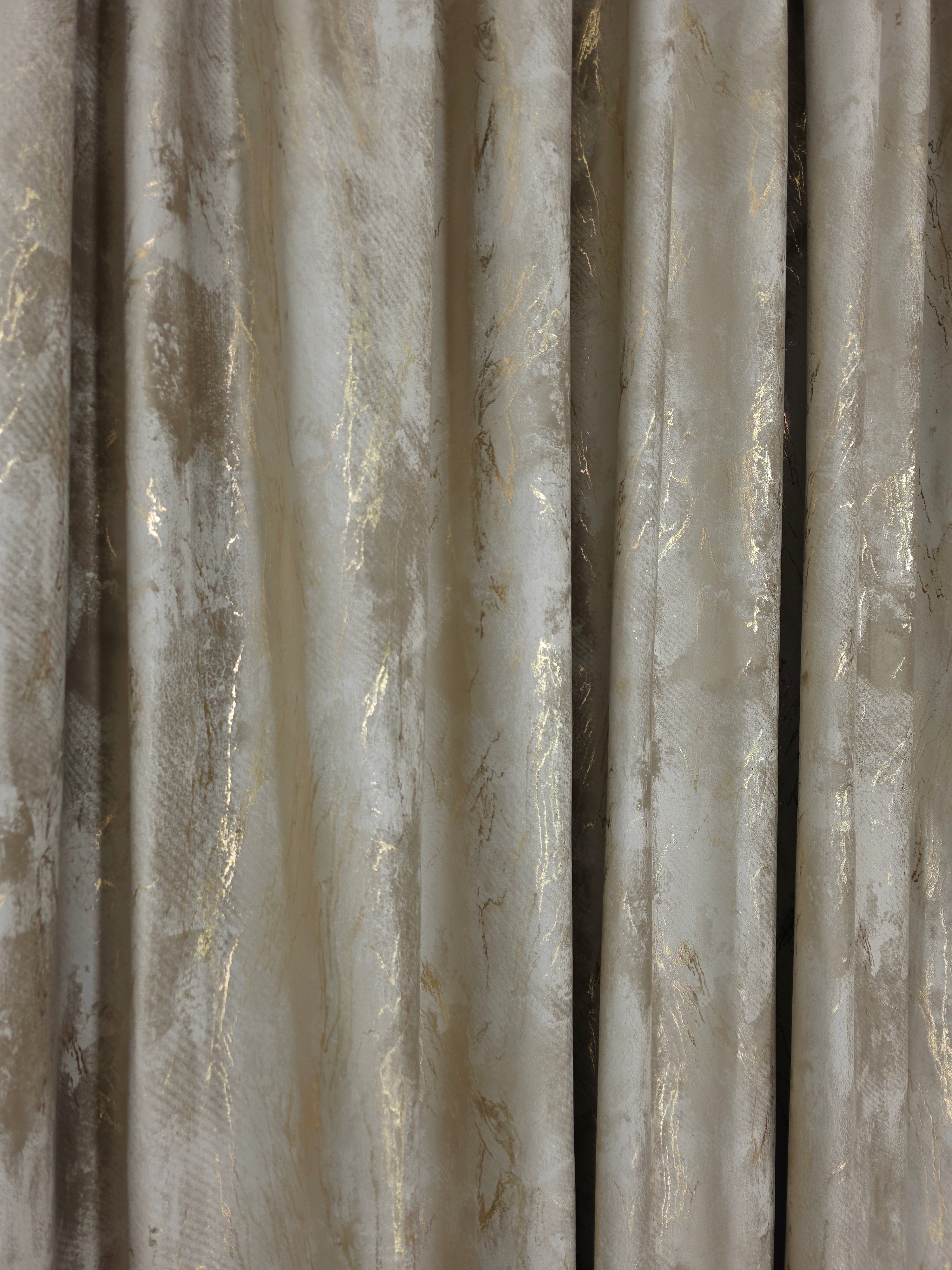 Colectia Venetia: perdea din matase cu insertii aurii varianta 3 si draperie din catifea cu insertii aurii - Auriu