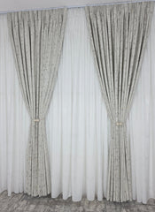 Colectia Royal: Perdea Alba Din Matase Cu Insertii Aurii Varianta 2 Si Draperie Catifea Crem Cu Insertii