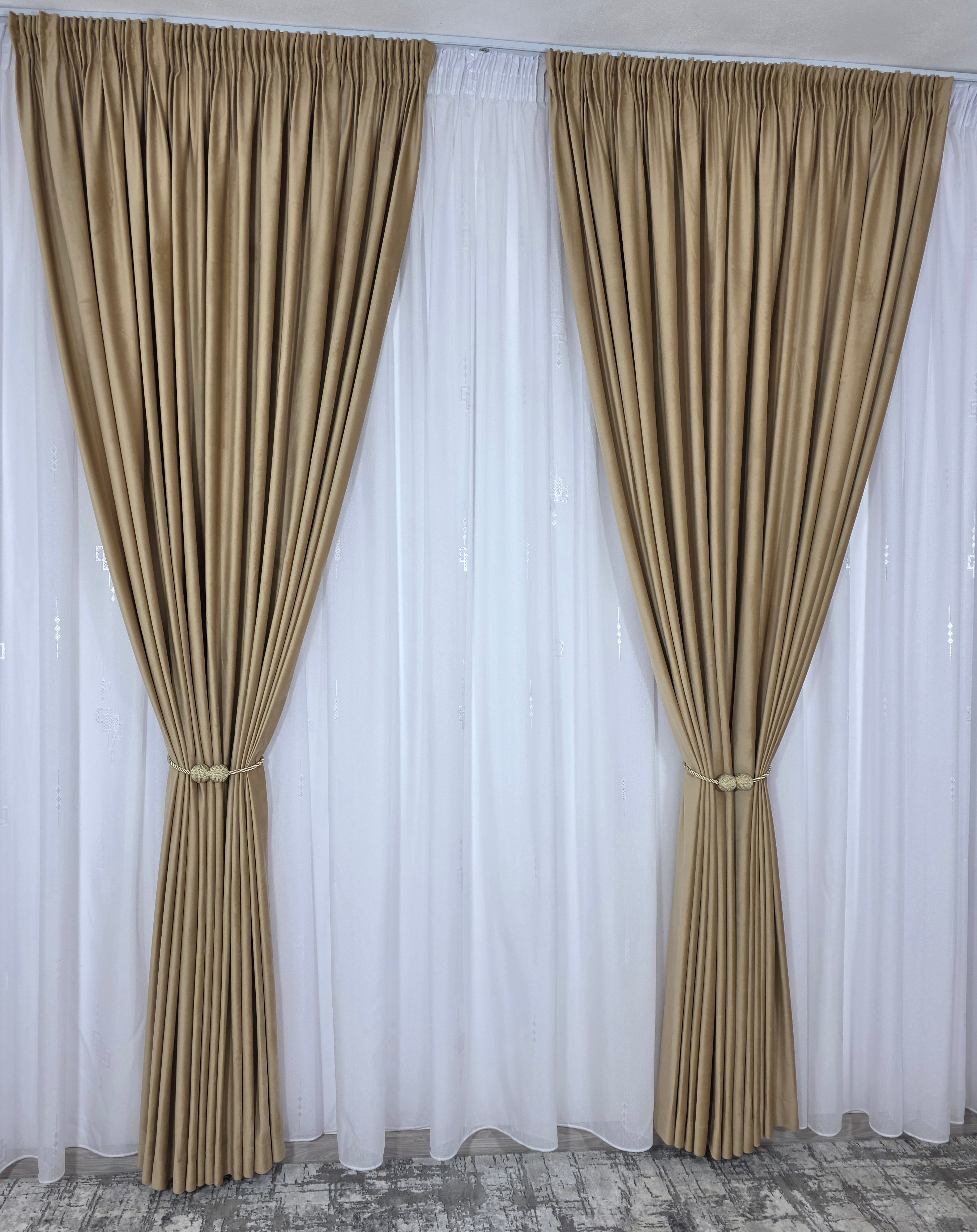 Set Alina: perdea in cristal alb cu forme geometrice si draperie catifea miere
