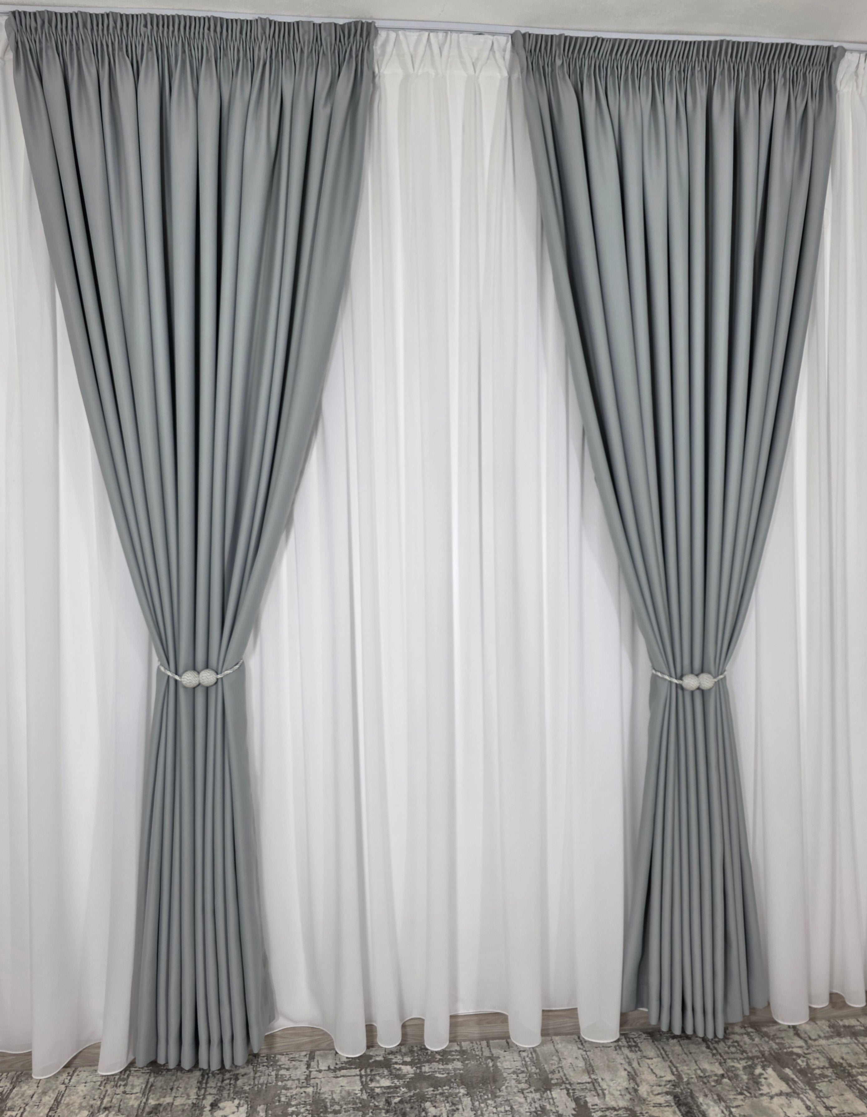 Colectia Blackout: Perdea Matase Alba Si Draperie Gri Cenusiu Blackout 80%