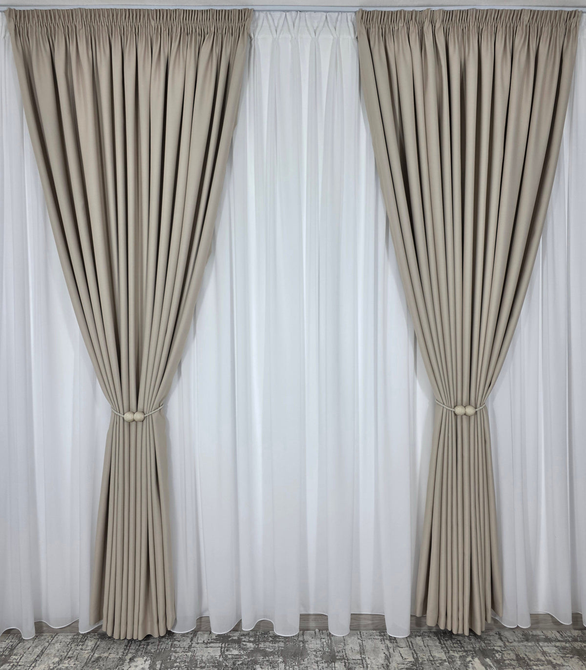 Colectia Blackout: Perdea Matase Alba Si Draperie Crem-Roze Blackout 80%