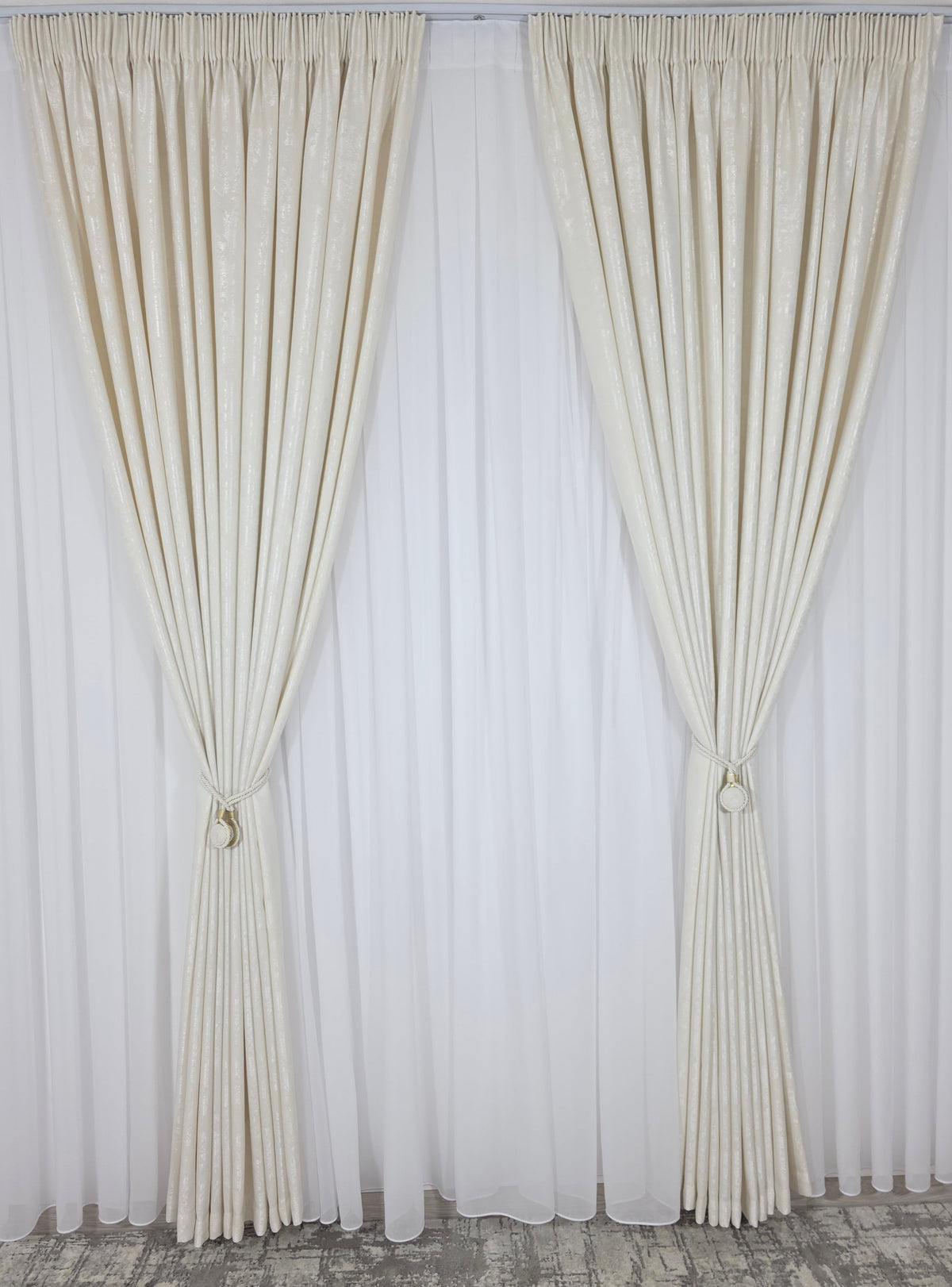 Colectia Decorativa: Perdea Alba Simpla si Draperie Tip Vopsea-Ivoire