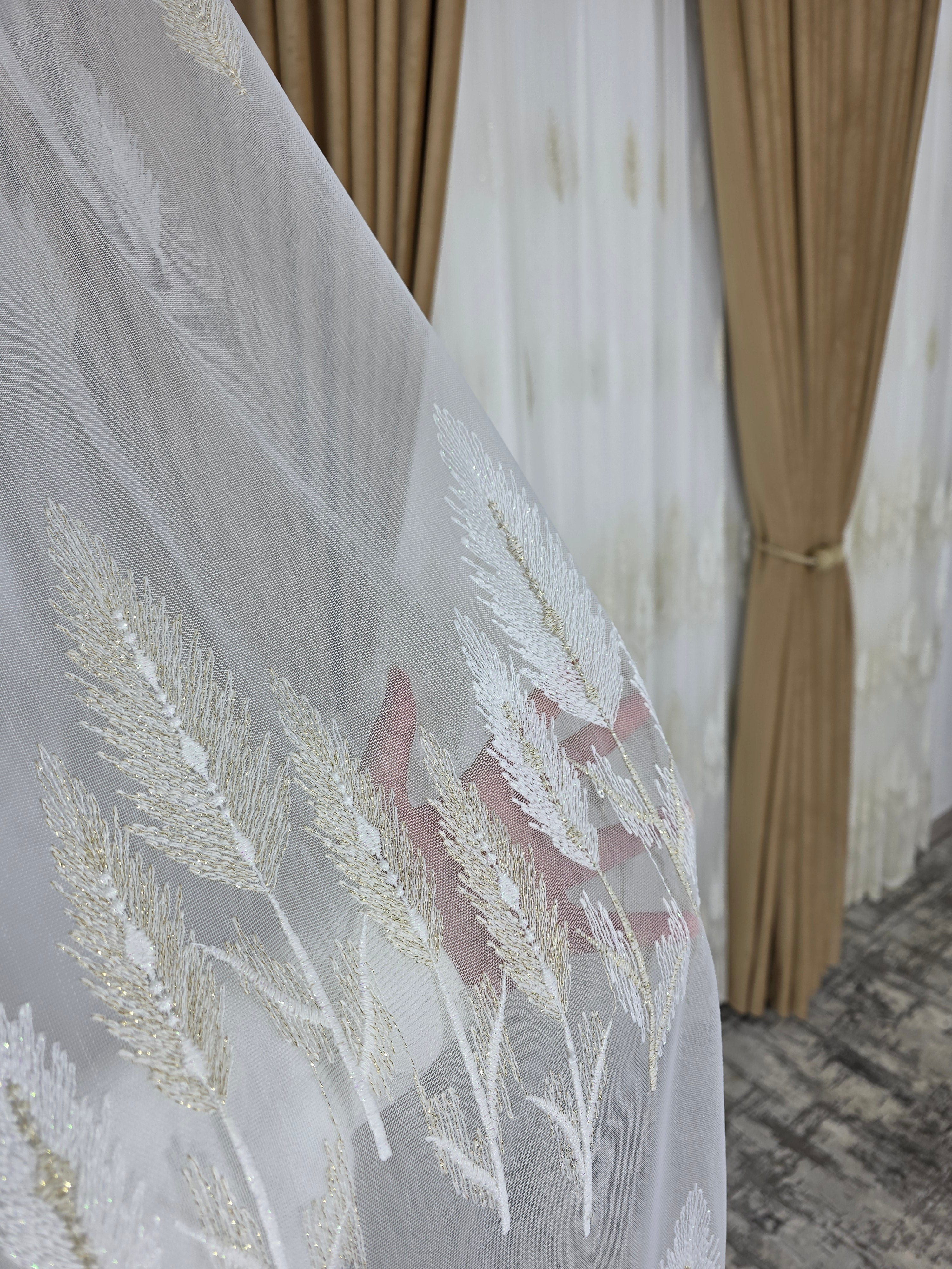 Set Aurora: perdea din bamboo cu broderie crem si draperie din catifea crem-miere