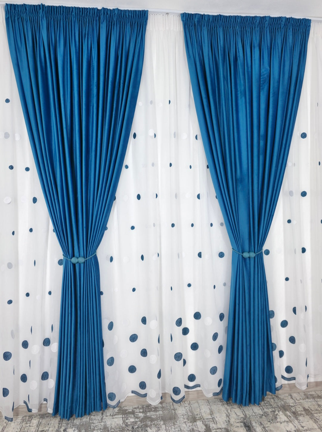 Set Liana: perdea alba din in cu buline turcoaz cu draperie catifea turcoaz
