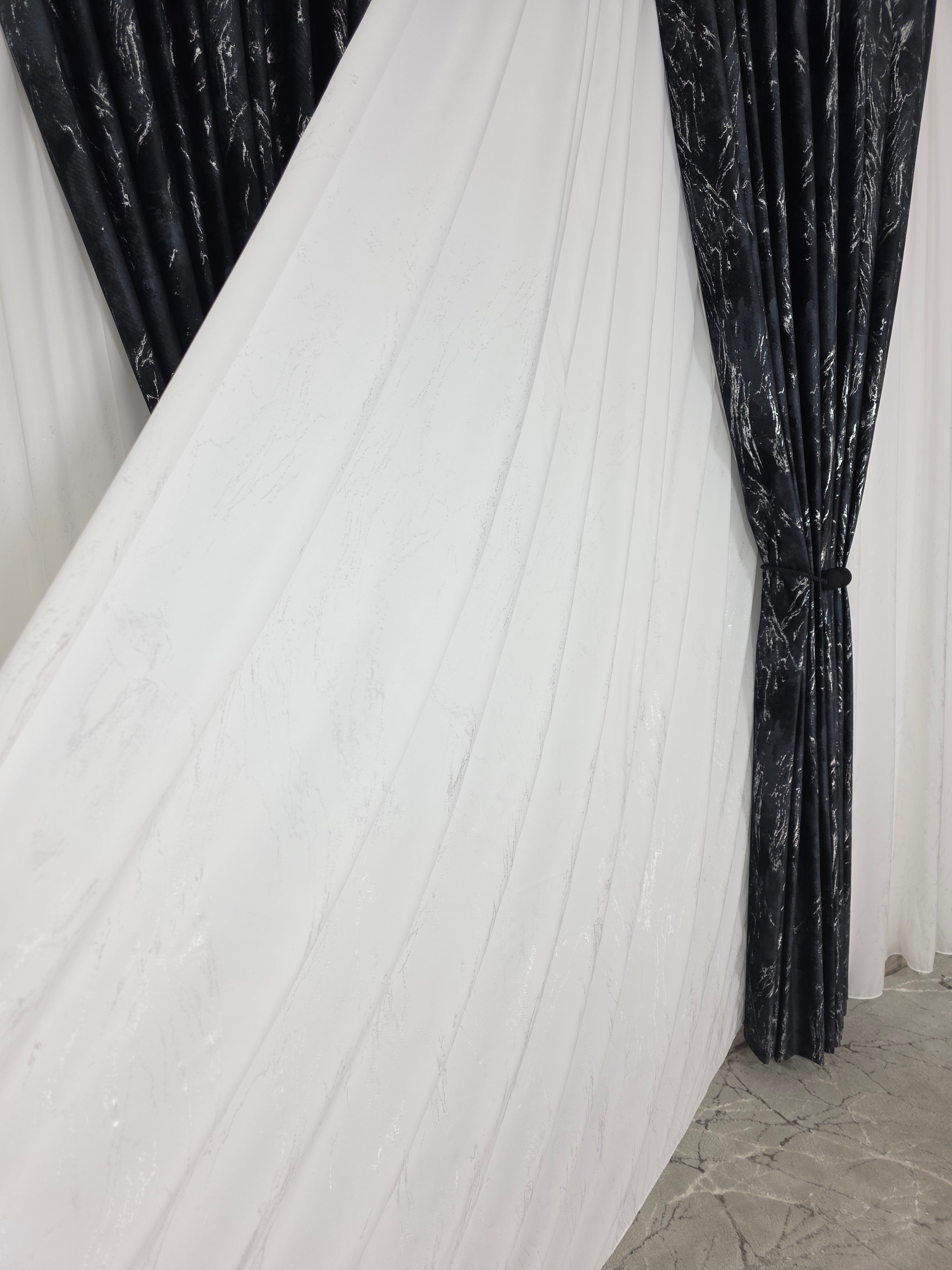 Colectia Venetia: perdea din matase cu insertii argintii varianta 3 si draperie din catifea cu insertii argintii - Negru